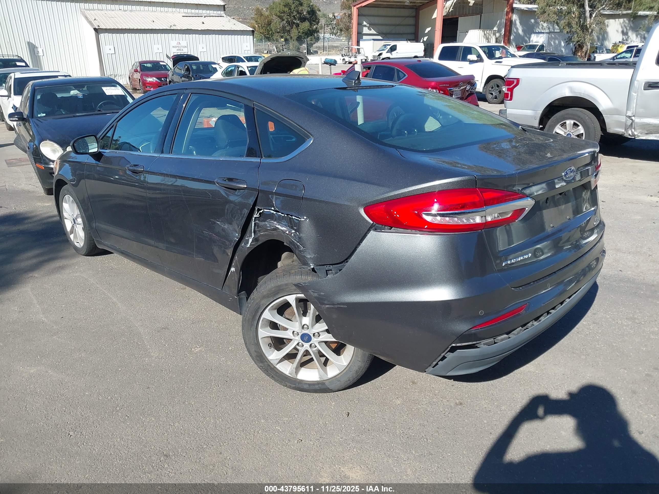 FORD FUSION image 3