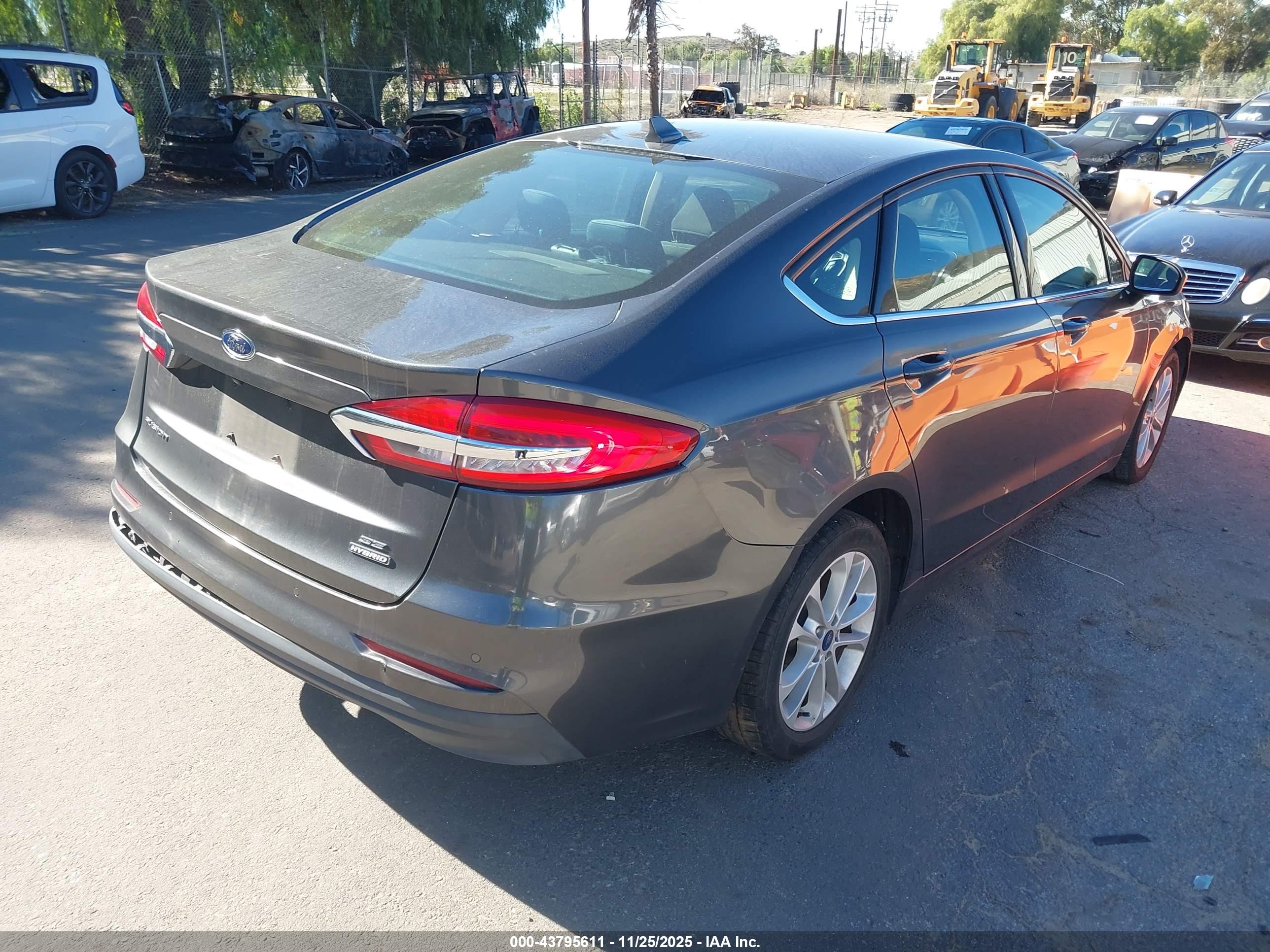 FORD FUSION image 4