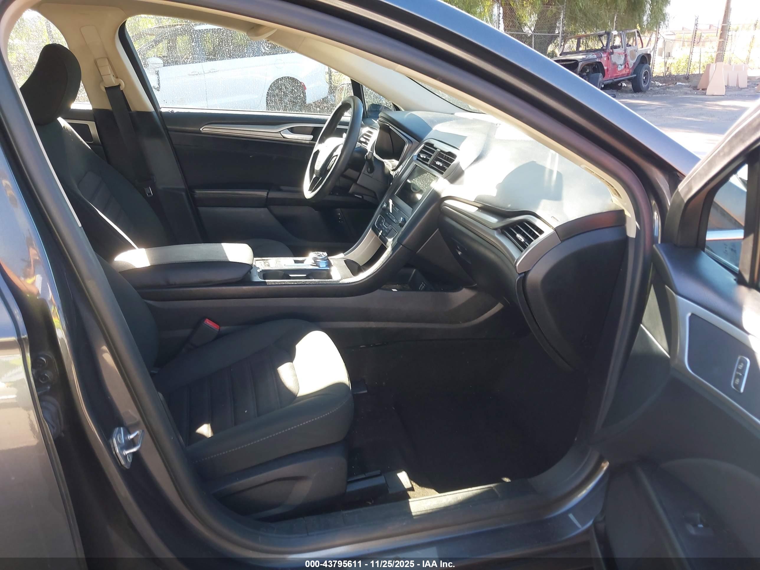 FORD FUSION image 5