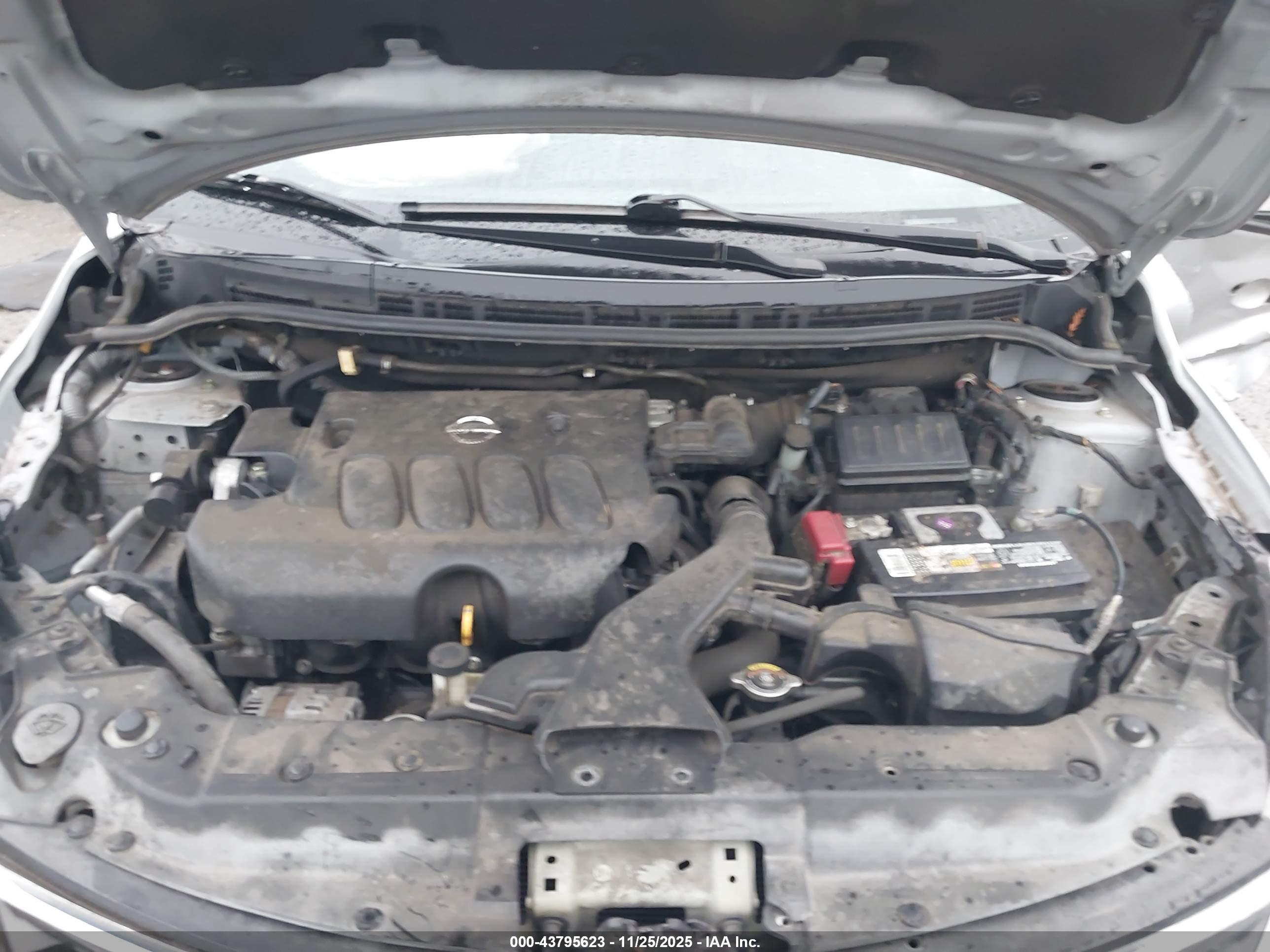 NISSAN VERSA image 10