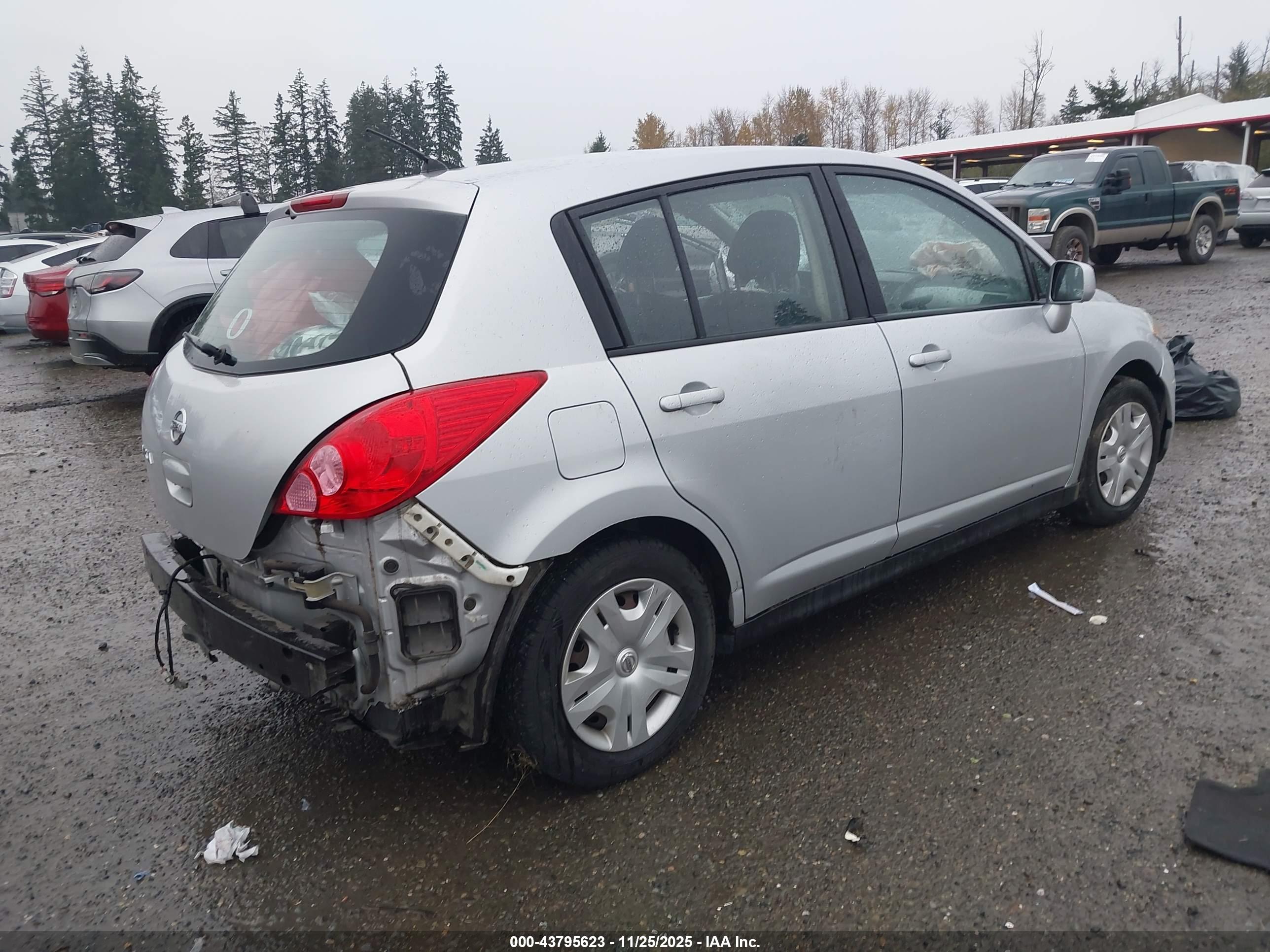 NISSAN VERSA image 4