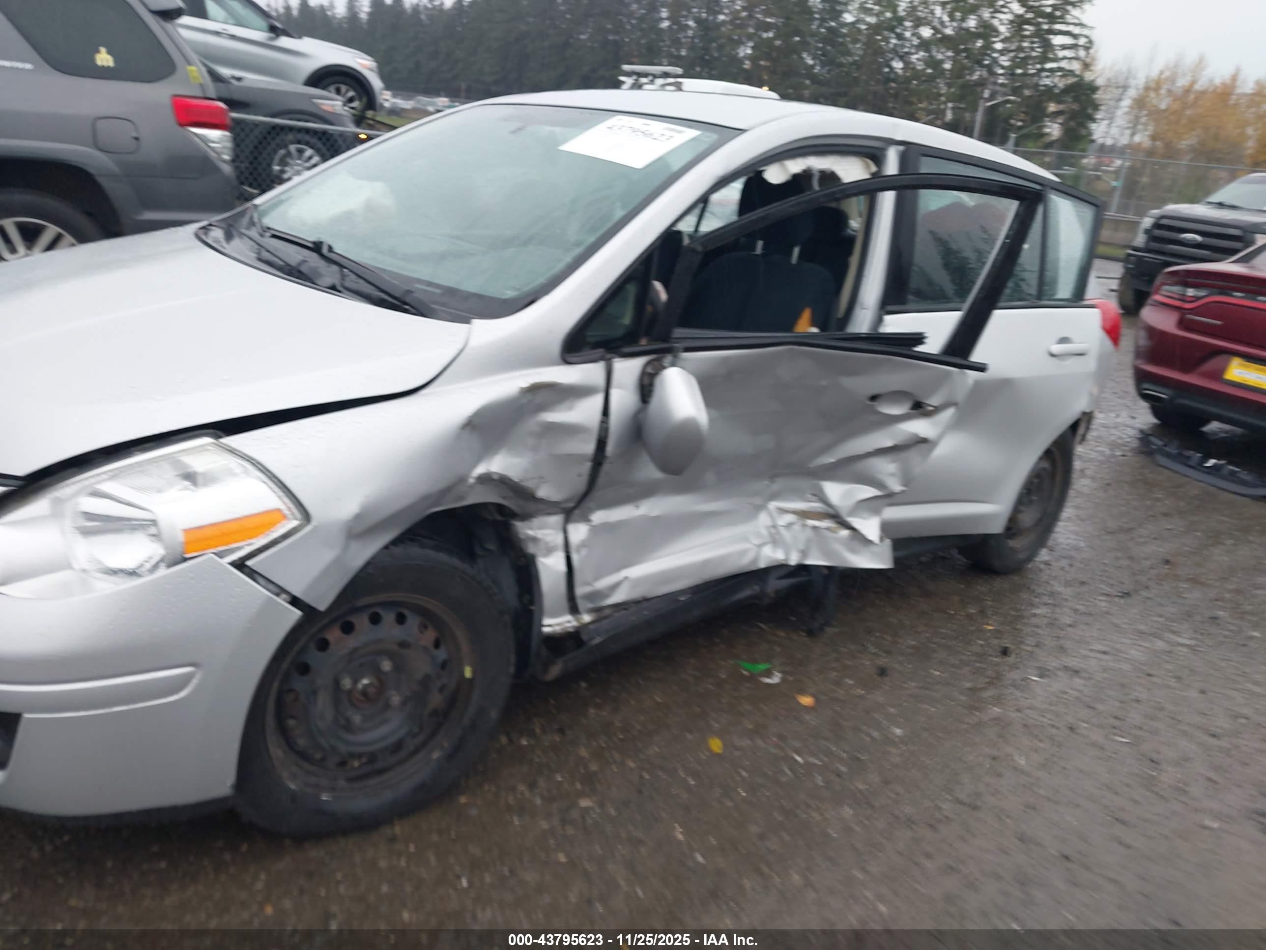 NISSAN VERSA image 6
