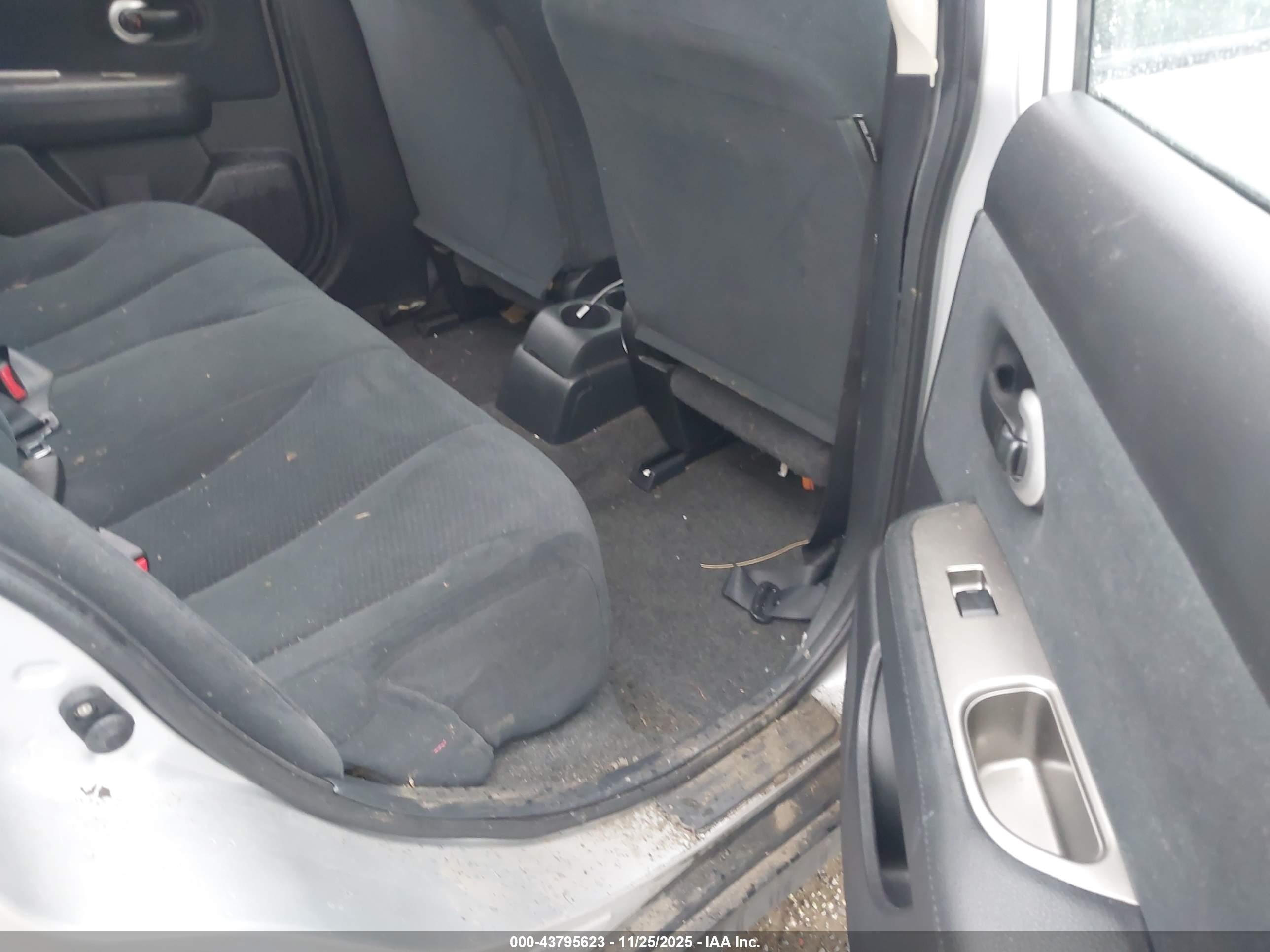 NISSAN VERSA image 8