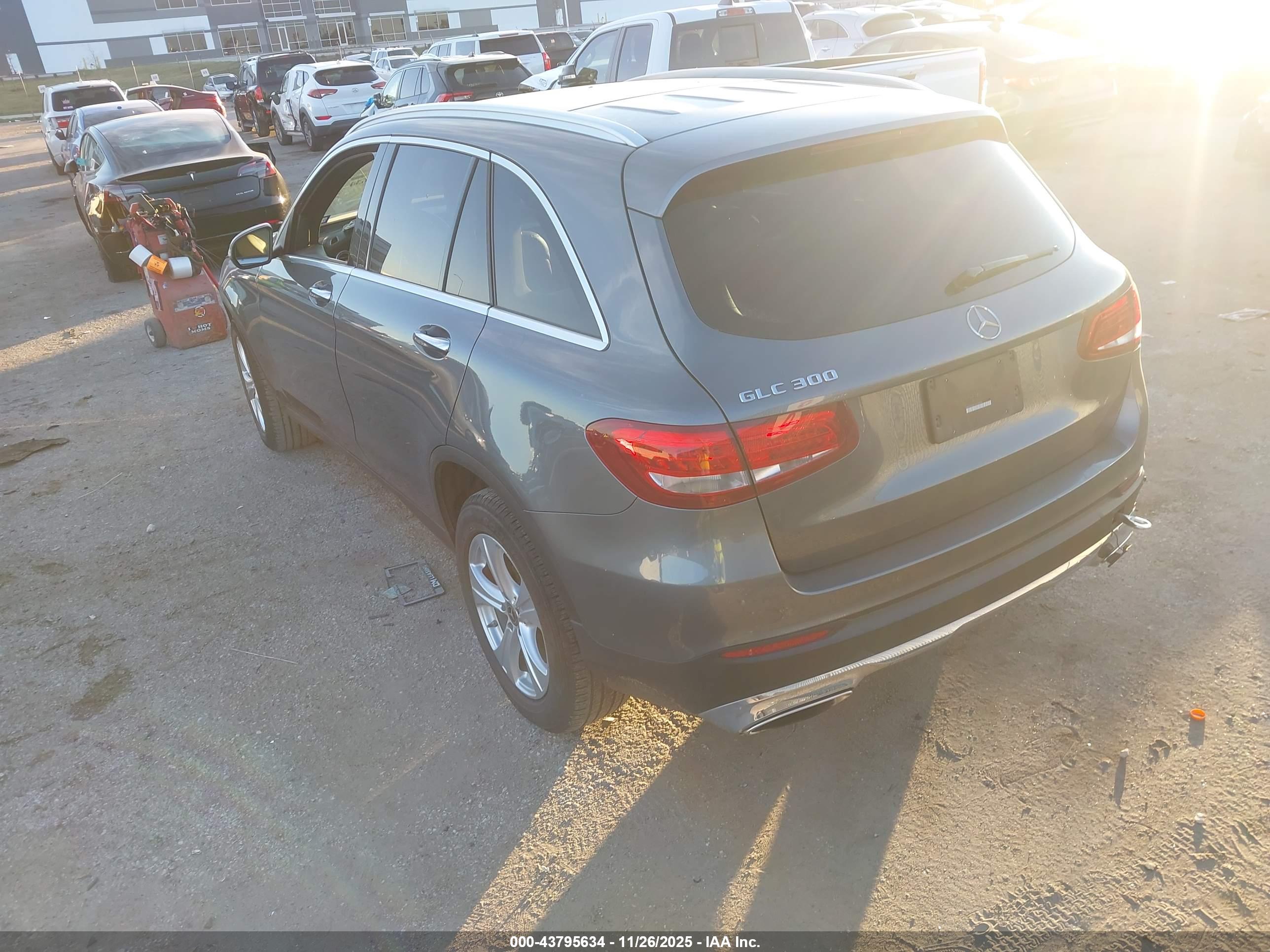 MERCEDES-BENZ GLC image 3