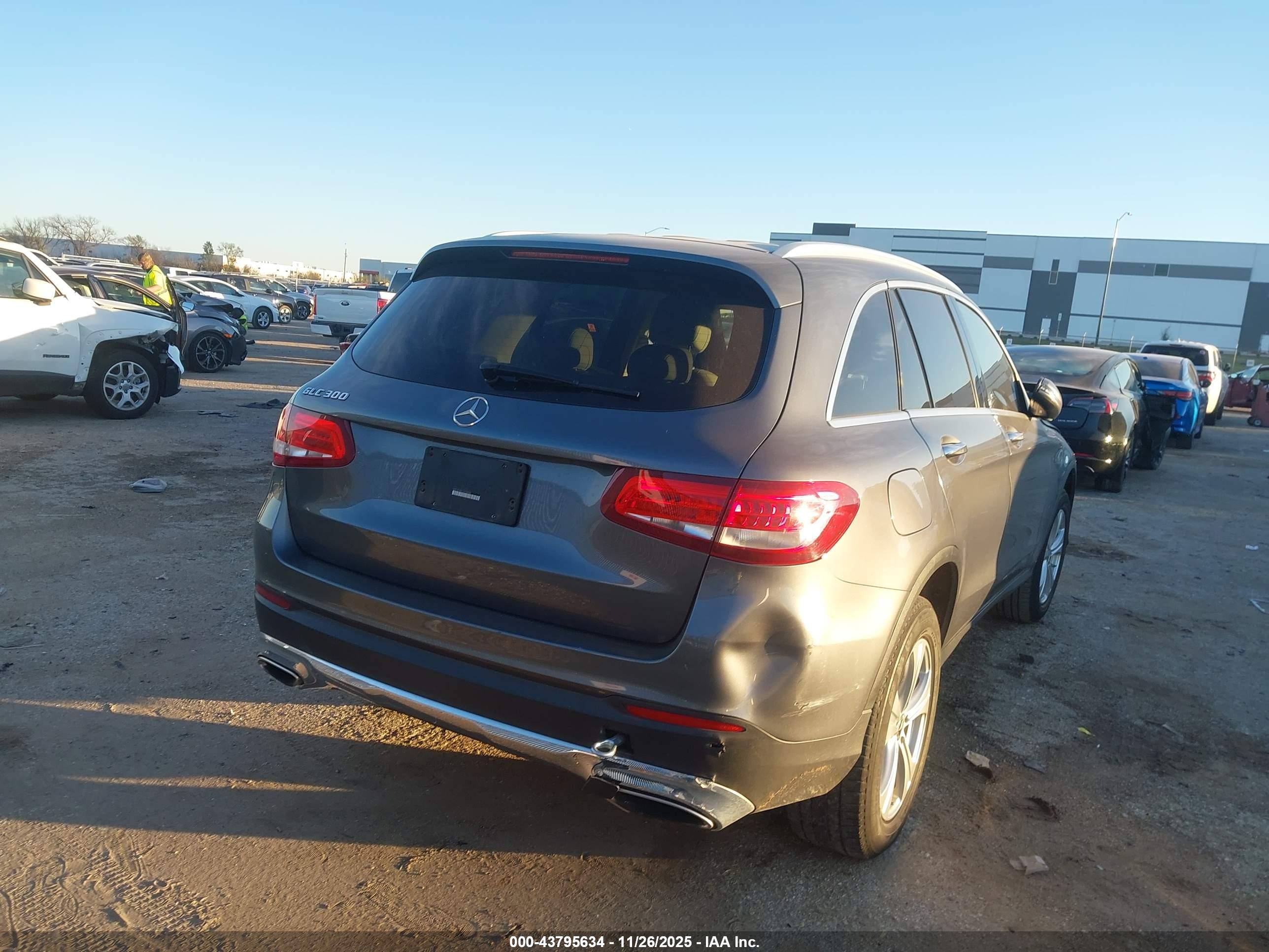 MERCEDES-BENZ GLC image 4