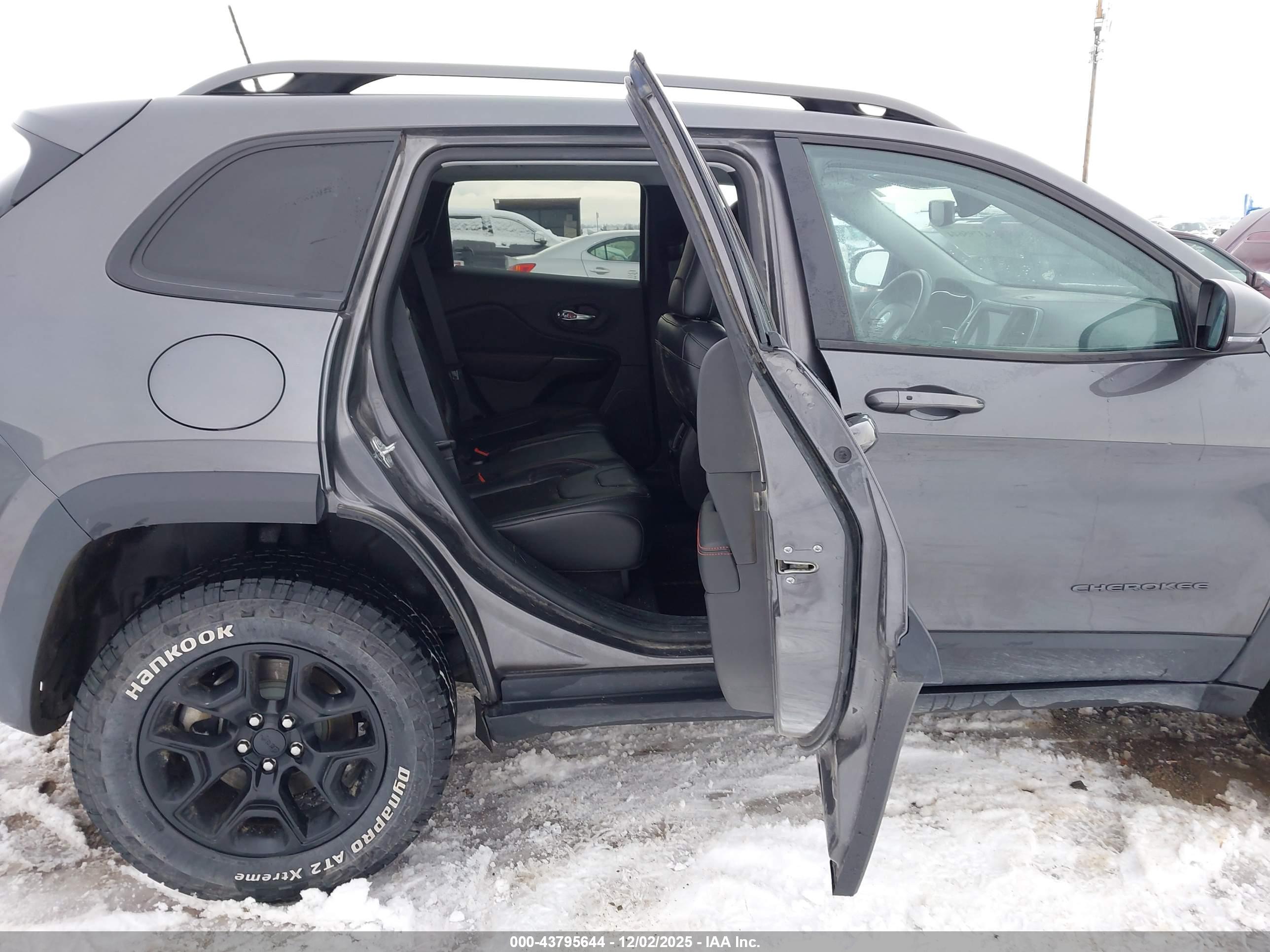 JEEP CHEROKEE image 8