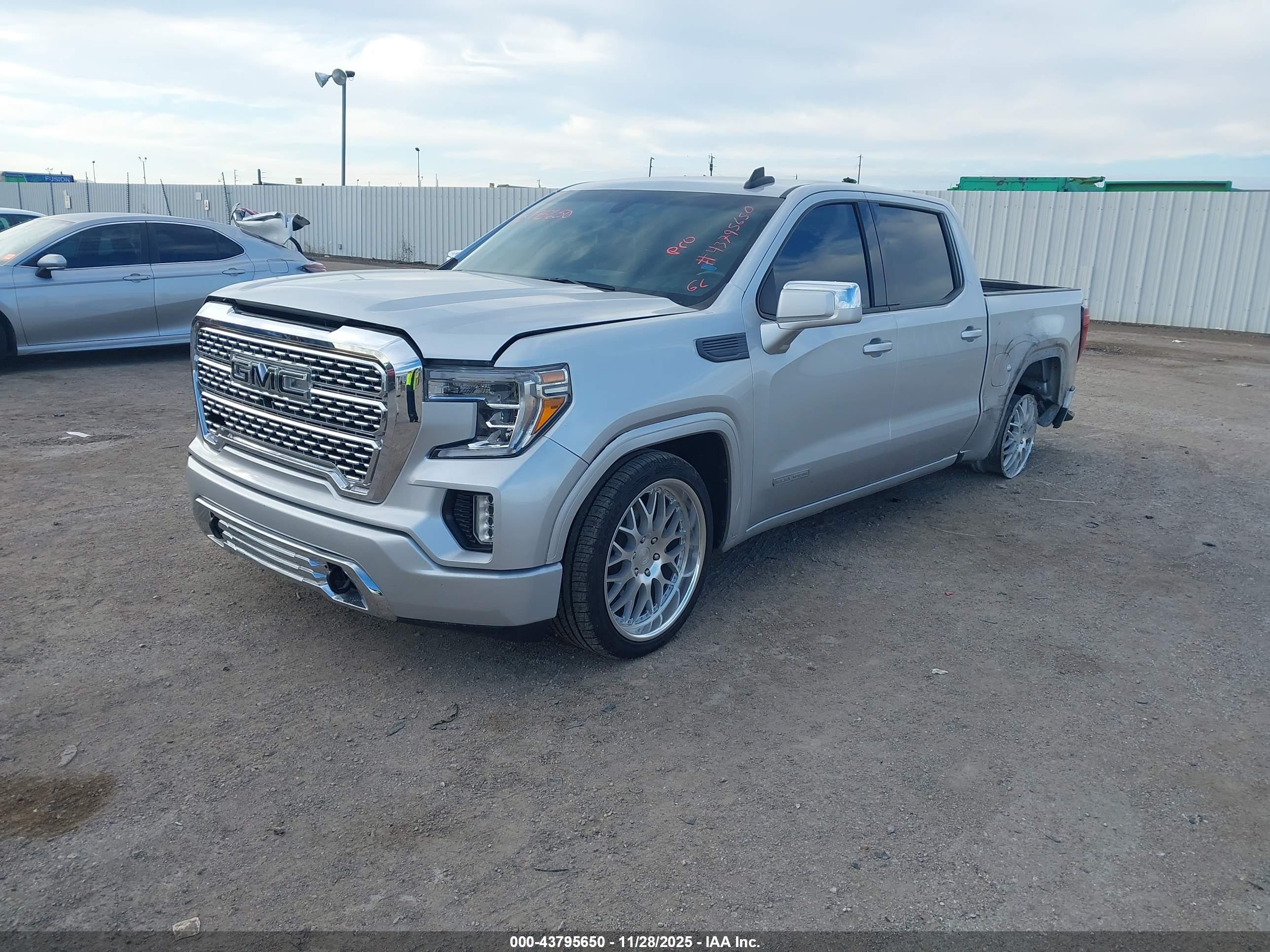 GMC SIERRA image 2