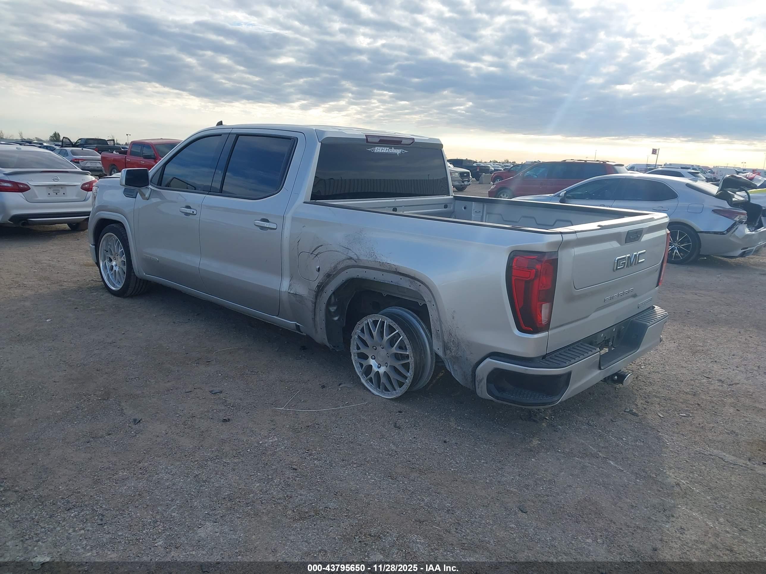 GMC SIERRA image 3