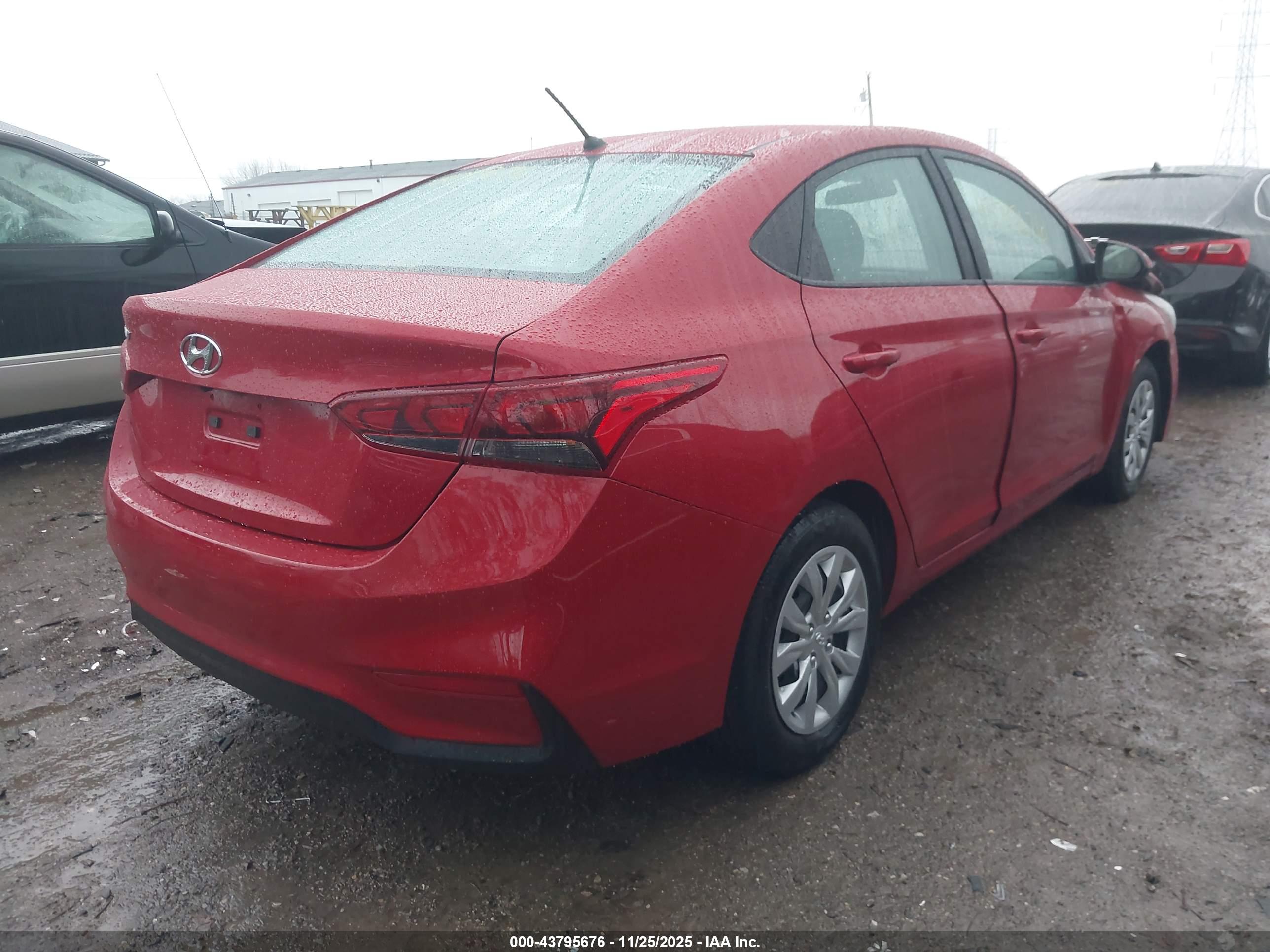 HYUNDAI ACCENT image 4