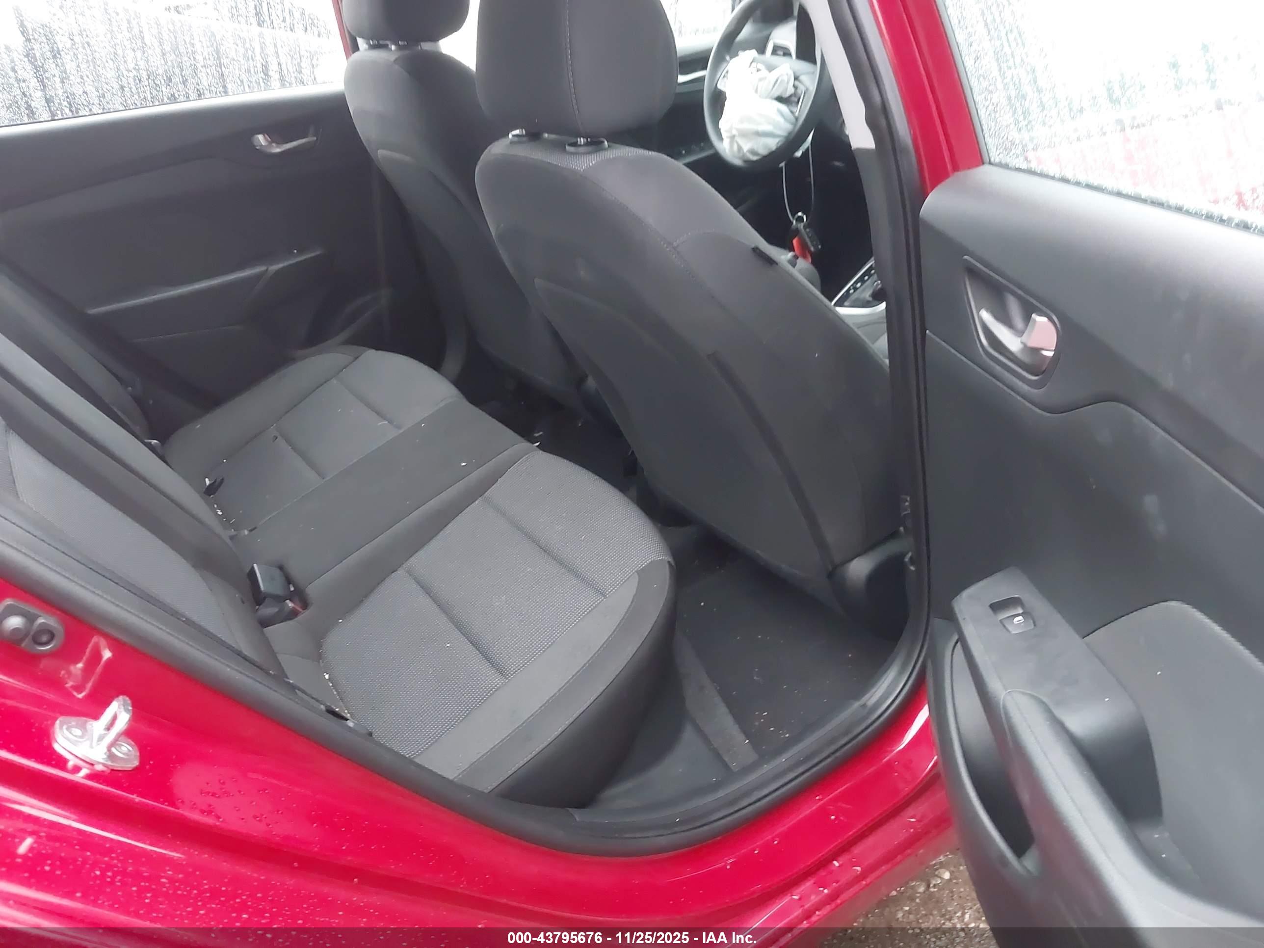 HYUNDAI ACCENT image 8