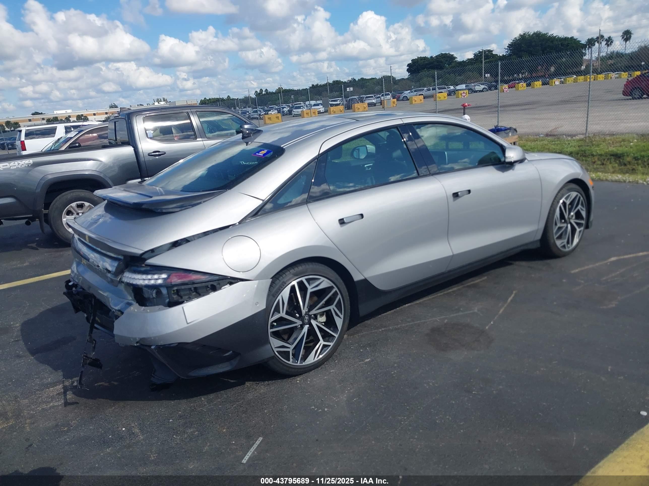 HYUNDAI IONIQ image 4