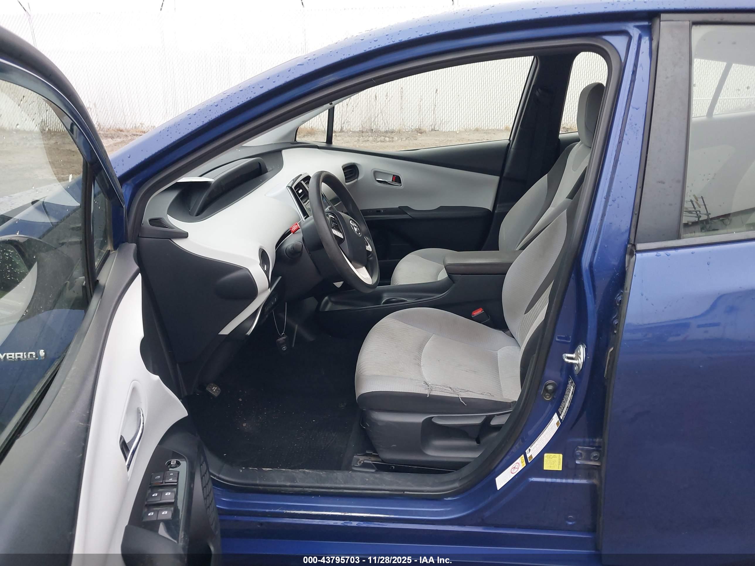 TOYOTA PRIUS image 5