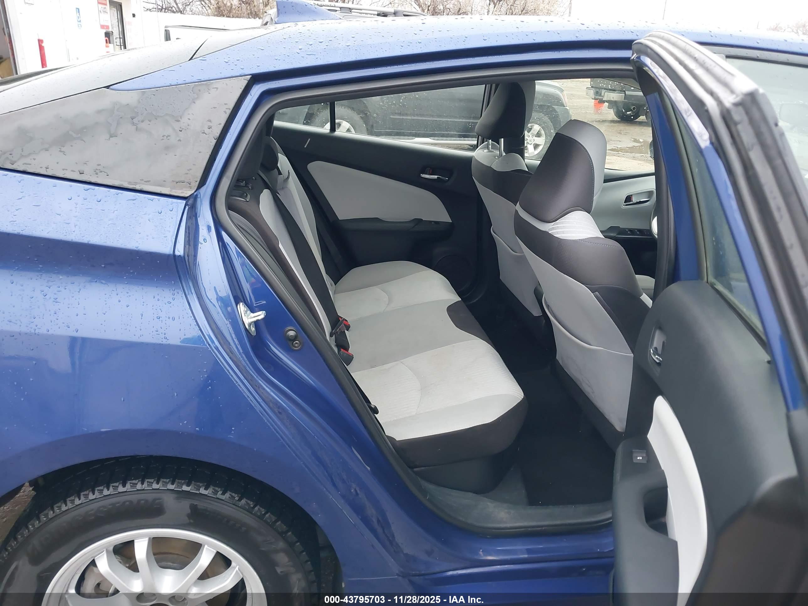 TOYOTA PRIUS image 8