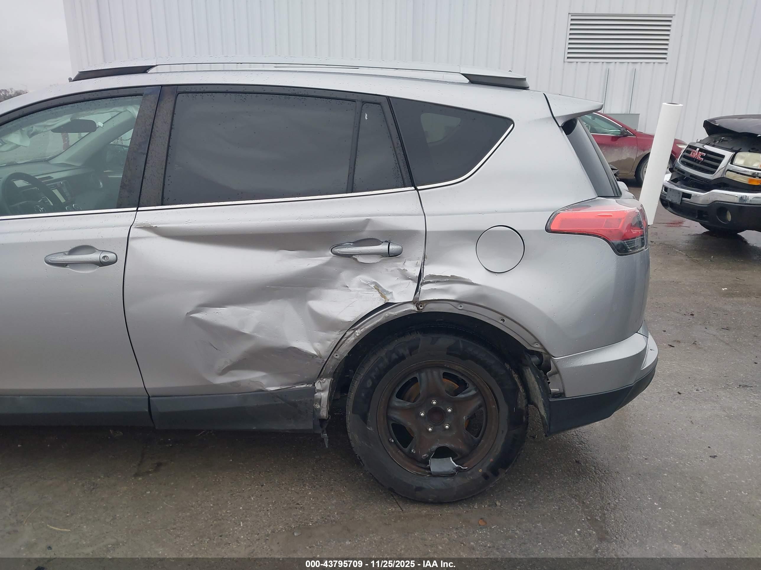 TOYOTA RAV4 image 6