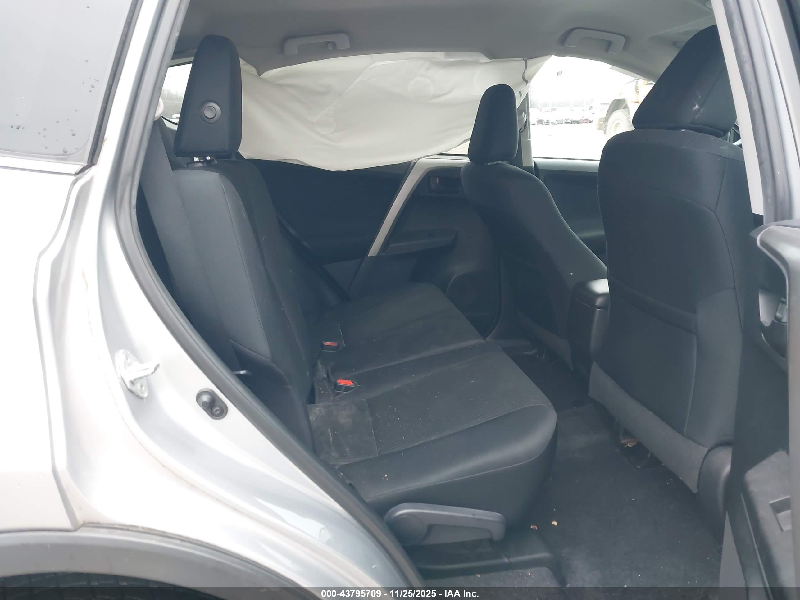TOYOTA RAV4 image 8