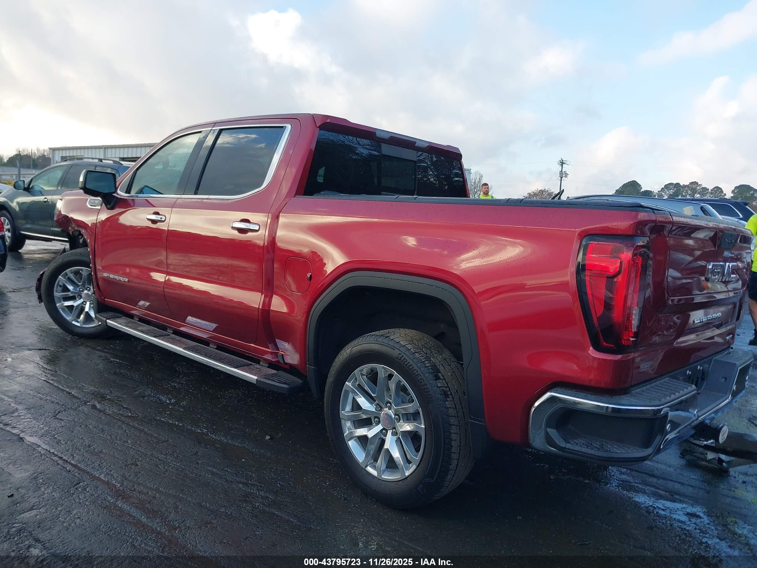 GMC SIERRA image 3