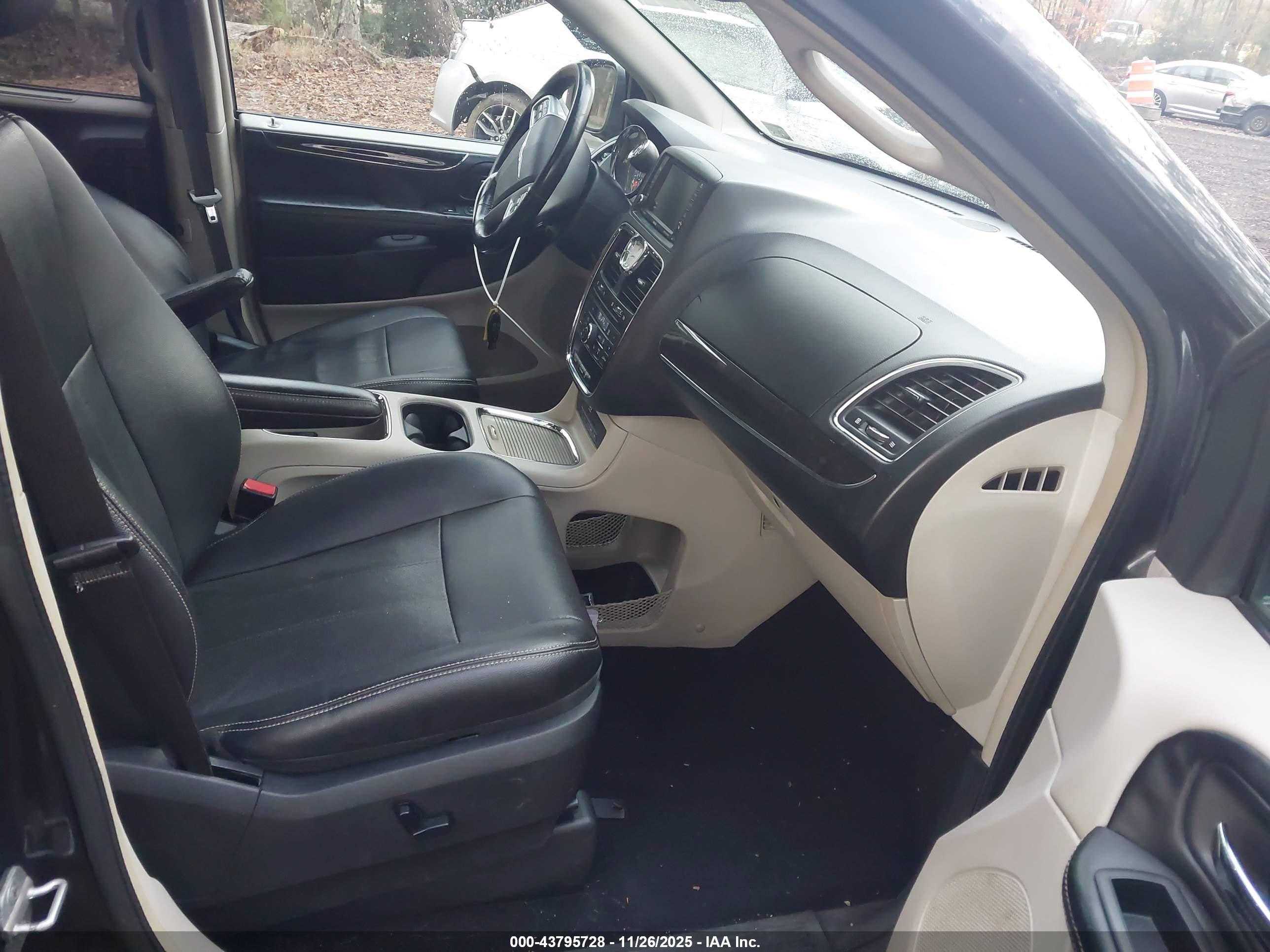 CHRYSLER TOWN image 5