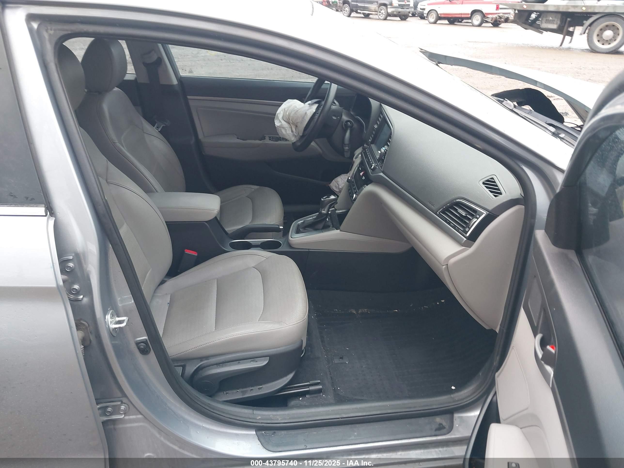 HYUNDAI ELANTRA image 5