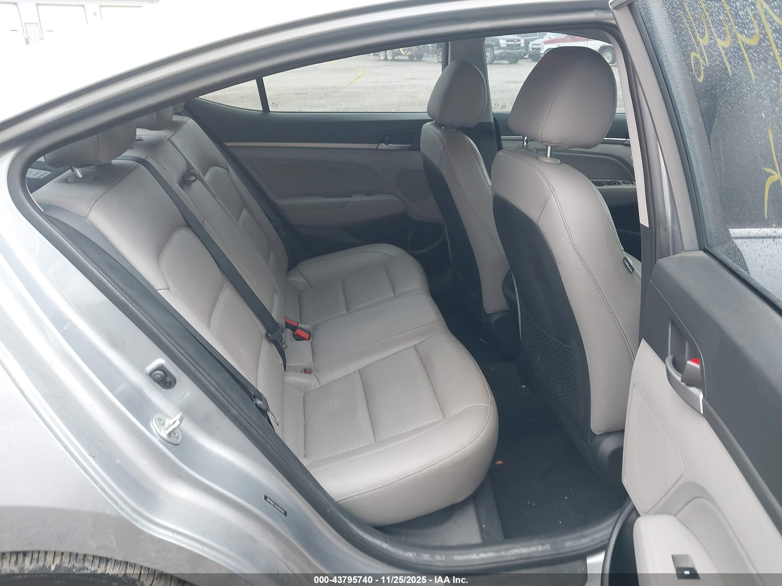 HYUNDAI ELANTRA image 8