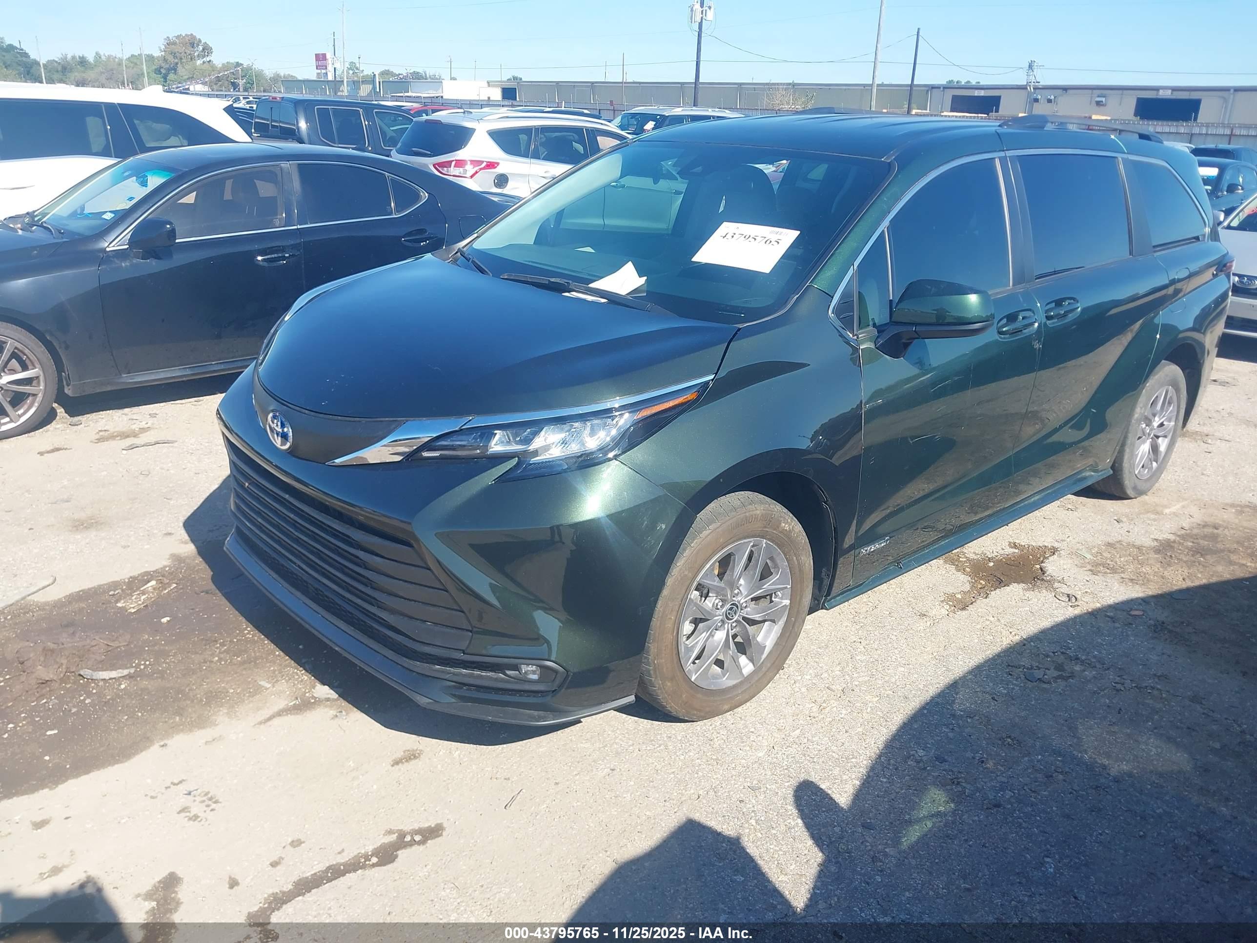 TOYOTA SIENNA image 2