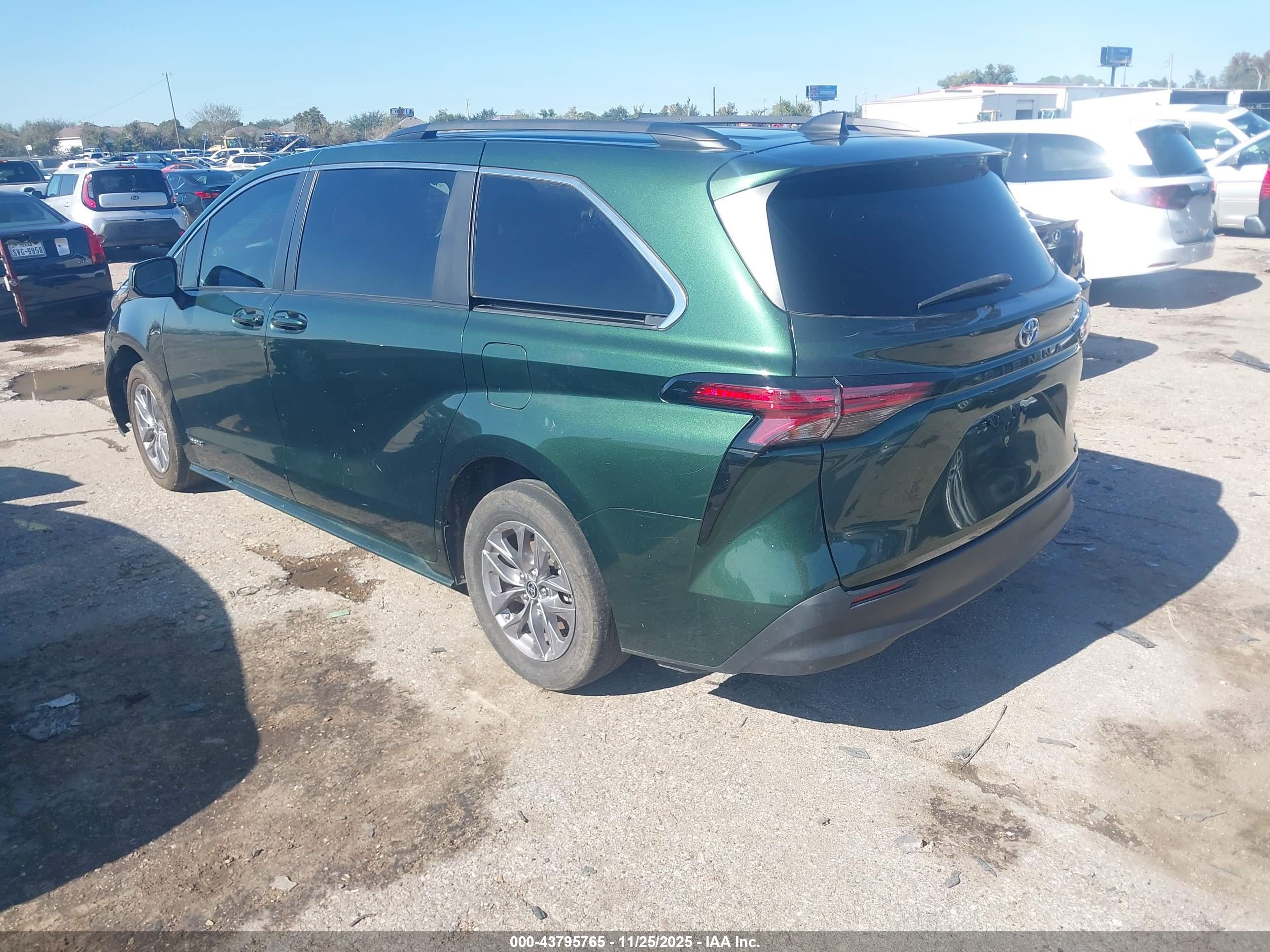 TOYOTA SIENNA image 3