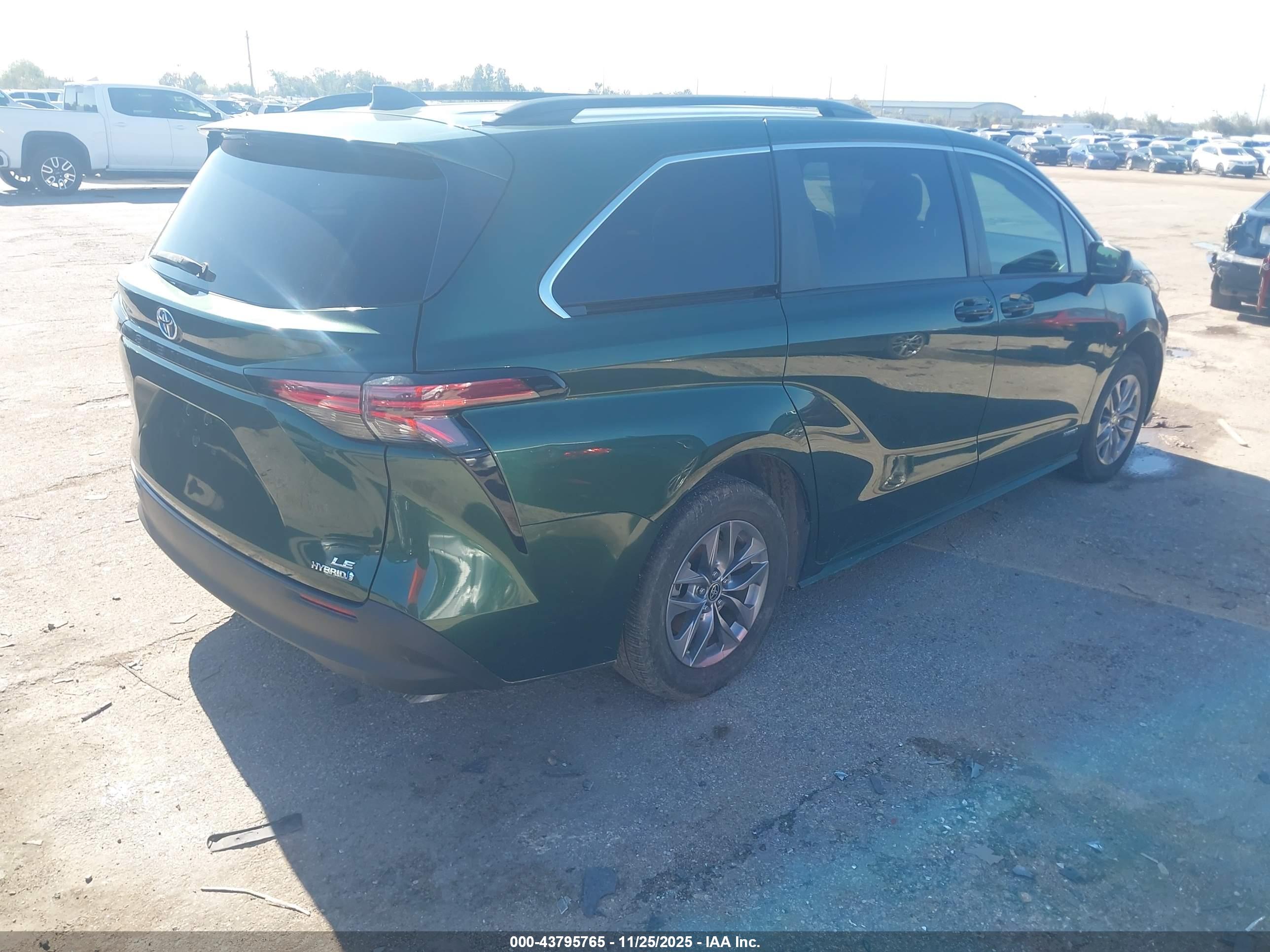 TOYOTA SIENNA image 4