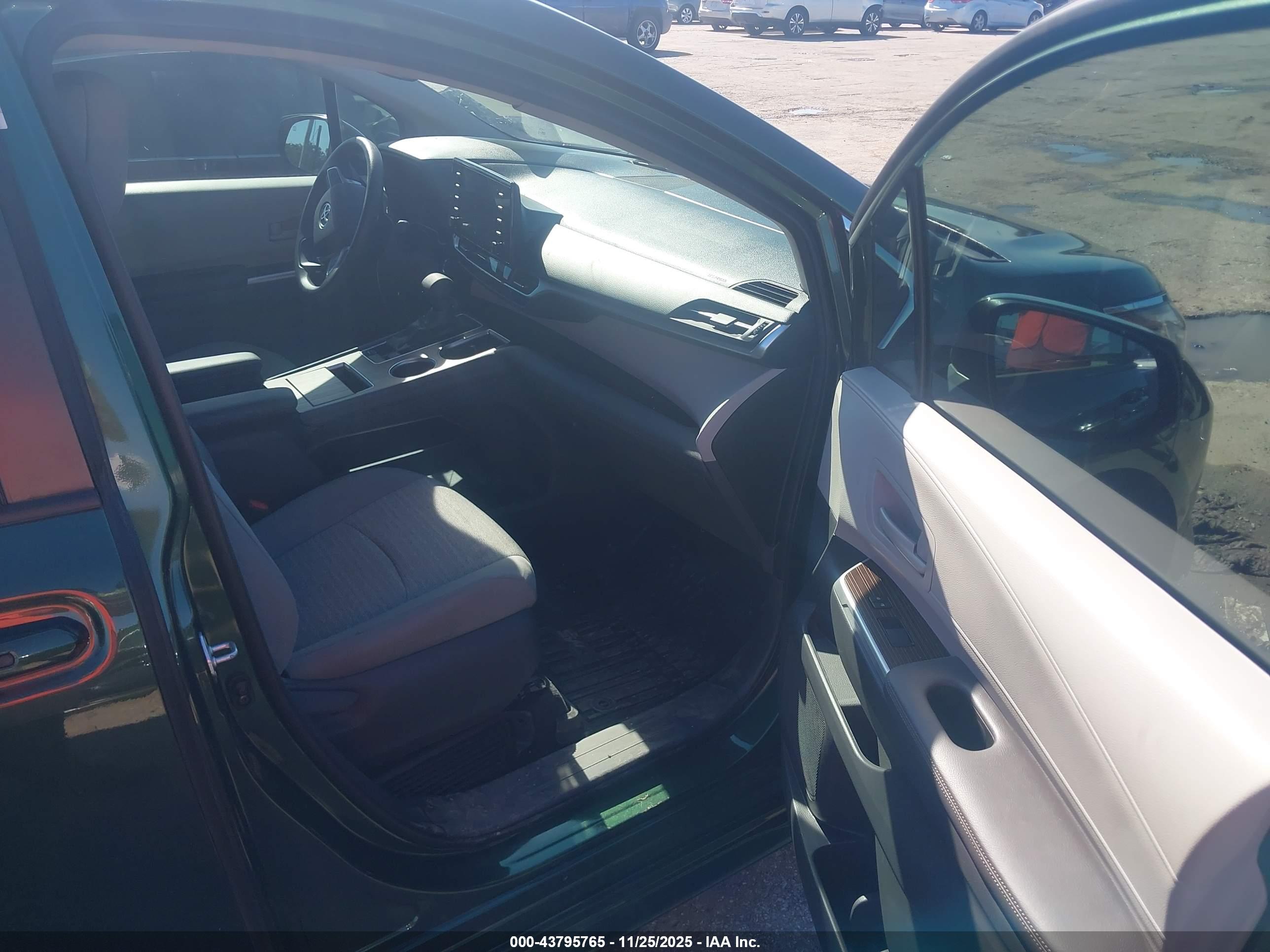 TOYOTA SIENNA image 5