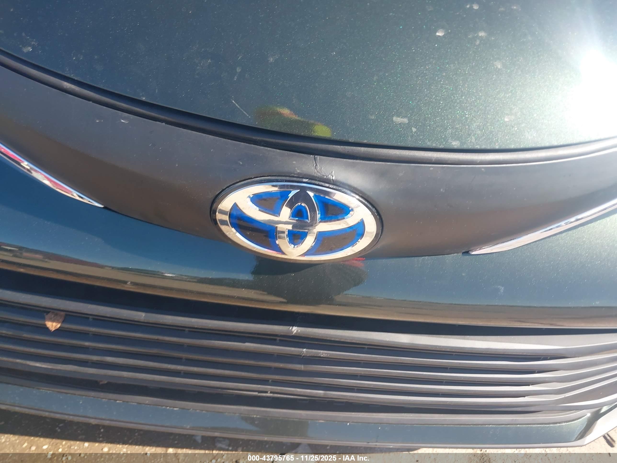 TOYOTA SIENNA image 6
