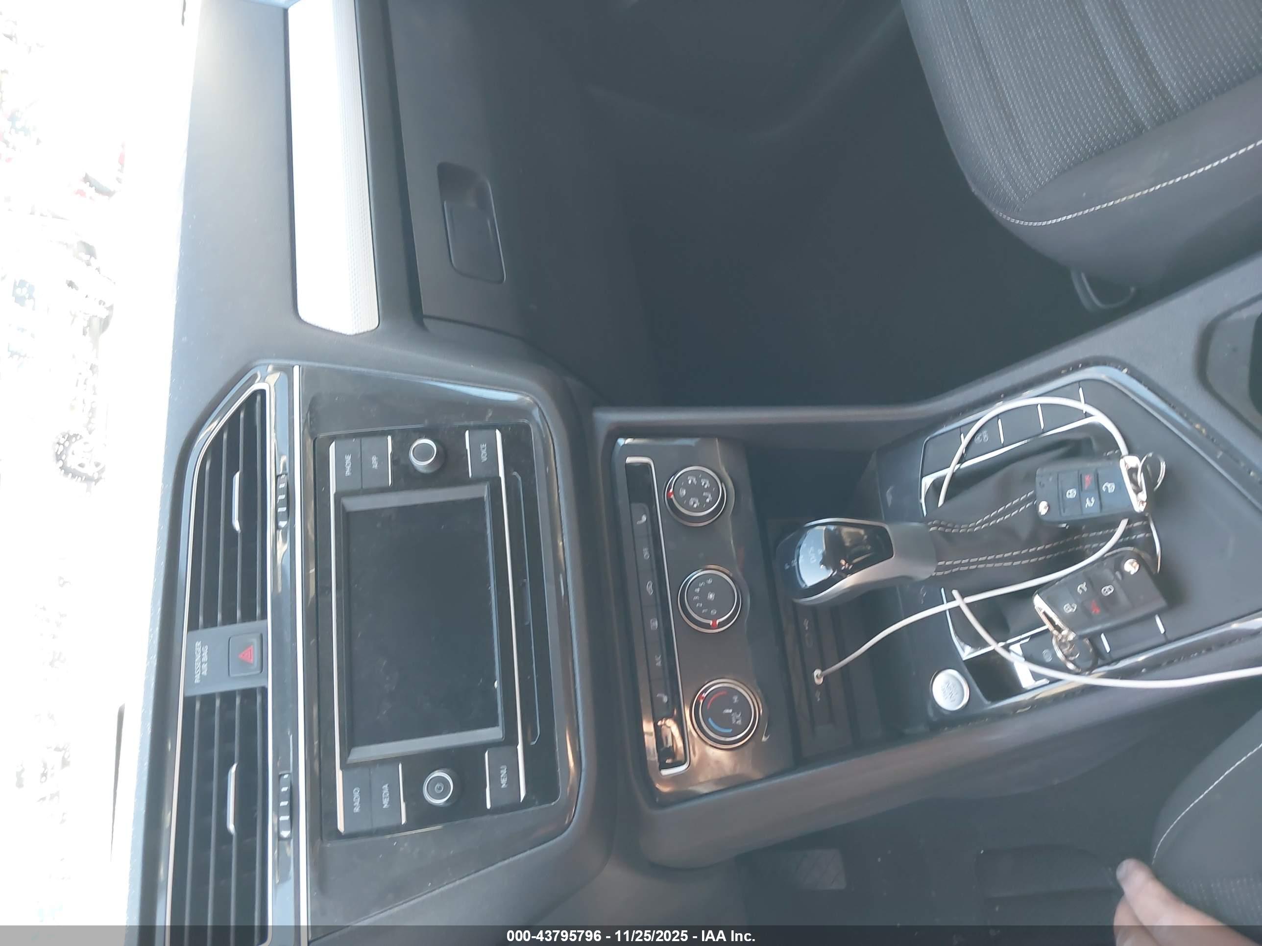 VOLKSWAGEN TIGUAN image 11