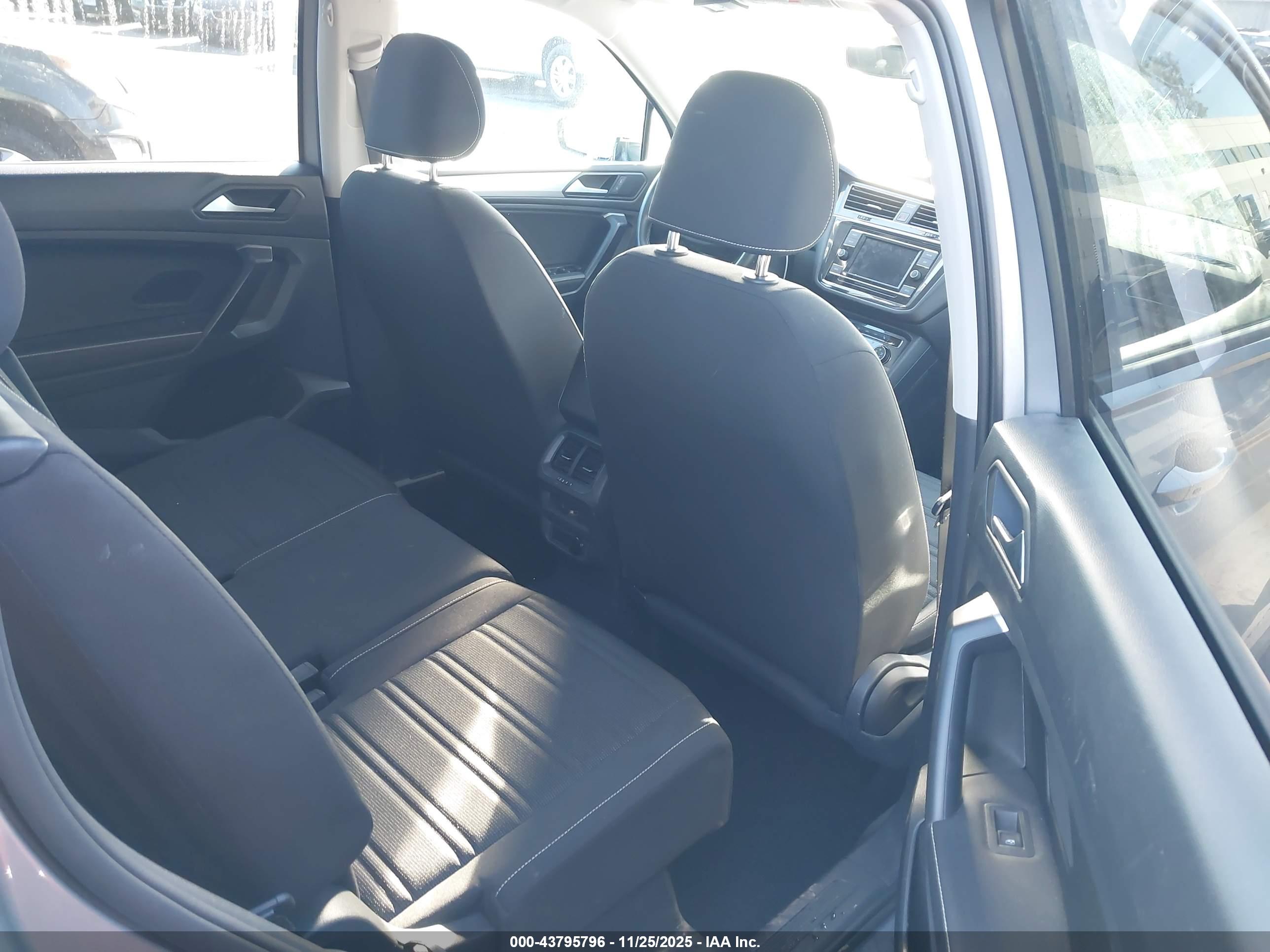 VOLKSWAGEN TIGUAN image 8