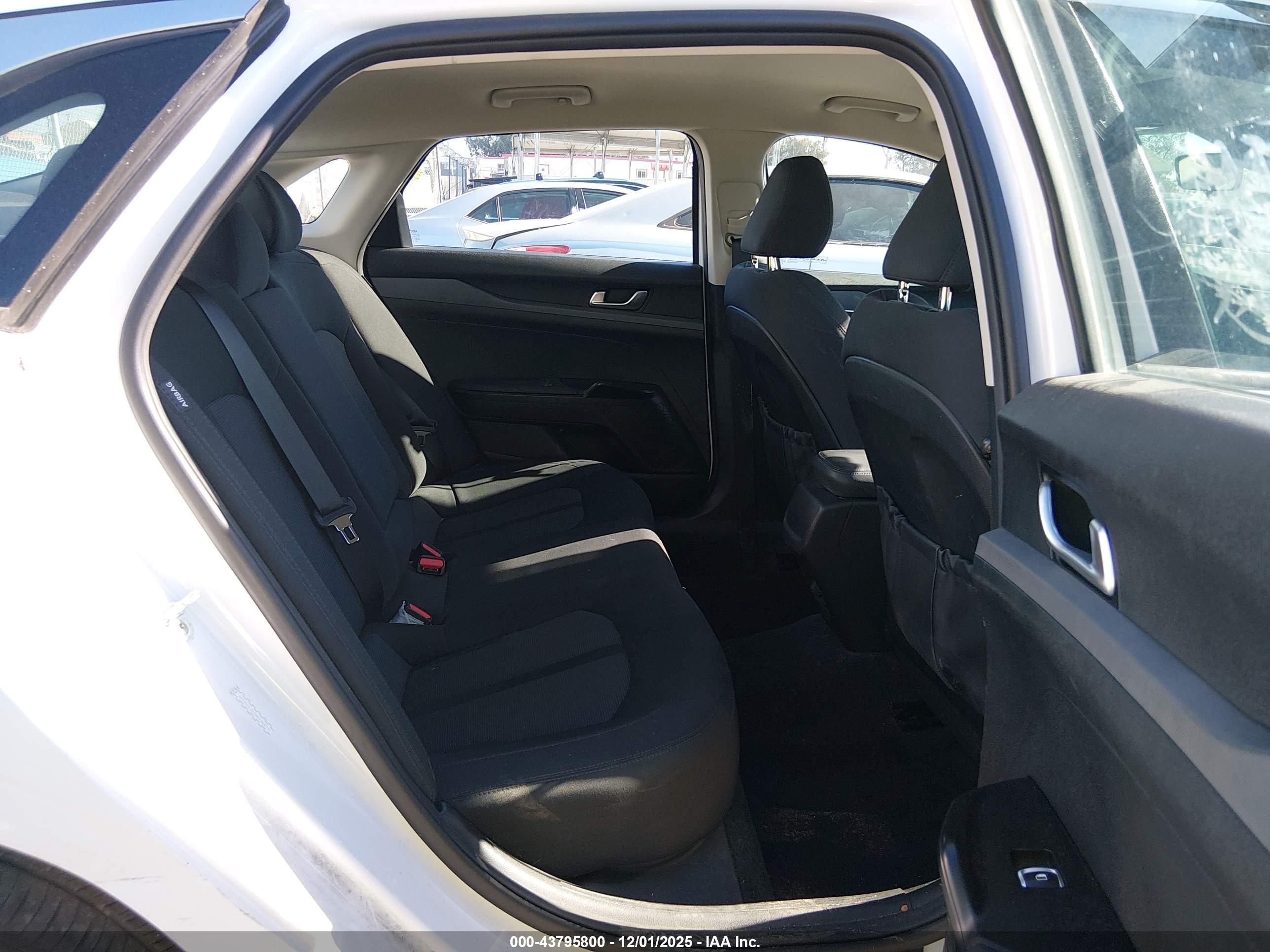 KIA K5 image 8