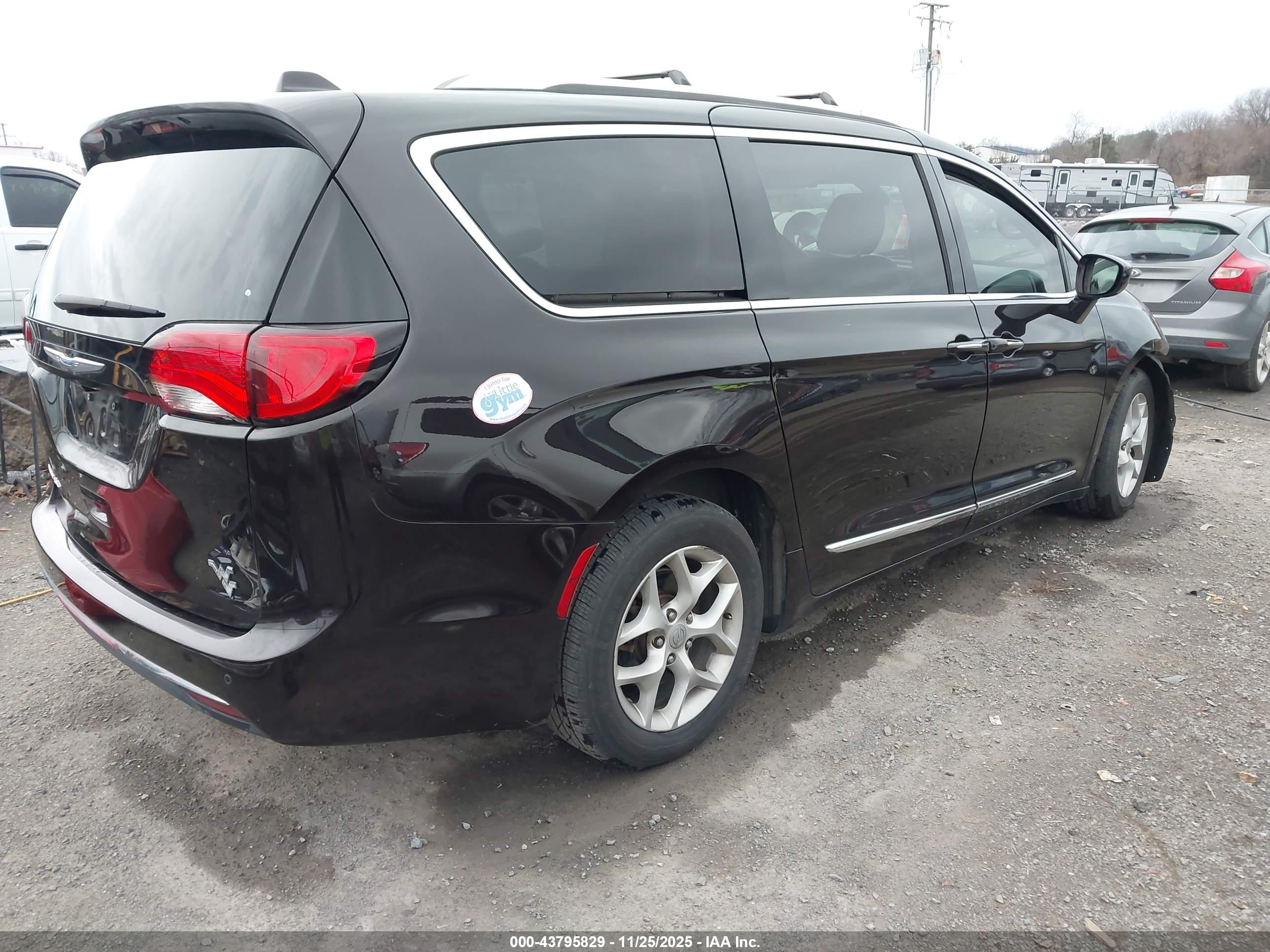 CHRYSLER PACIFICA image 4