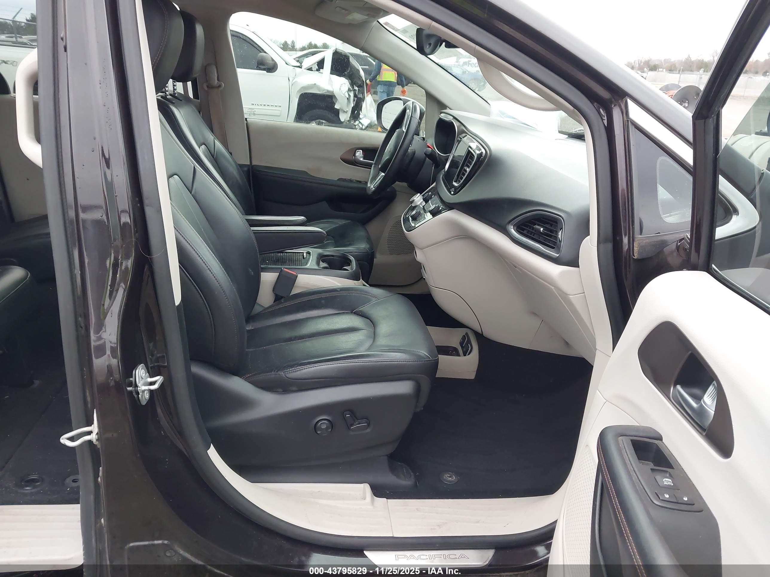 CHRYSLER PACIFICA image 5