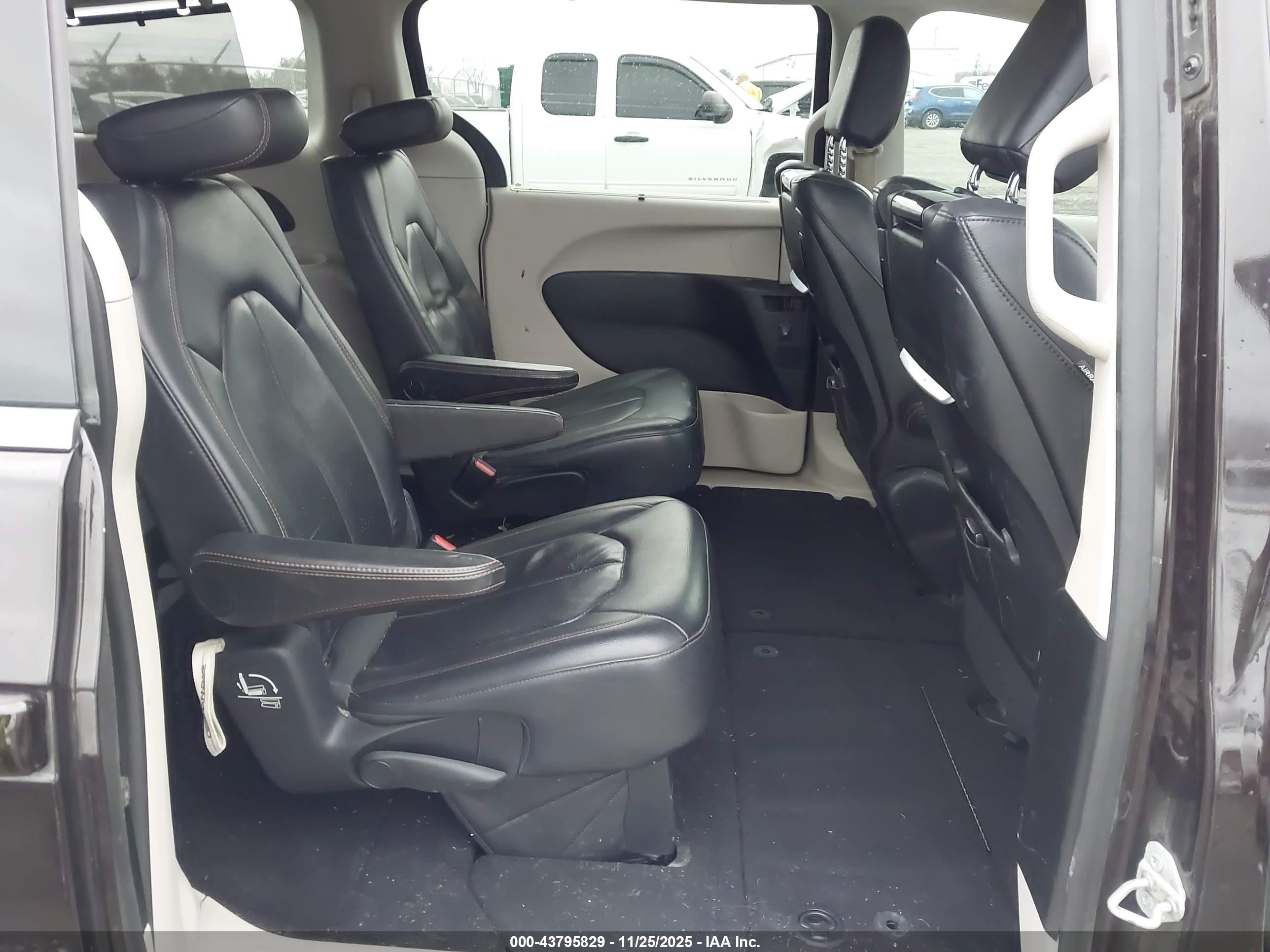 CHRYSLER PACIFICA image 8