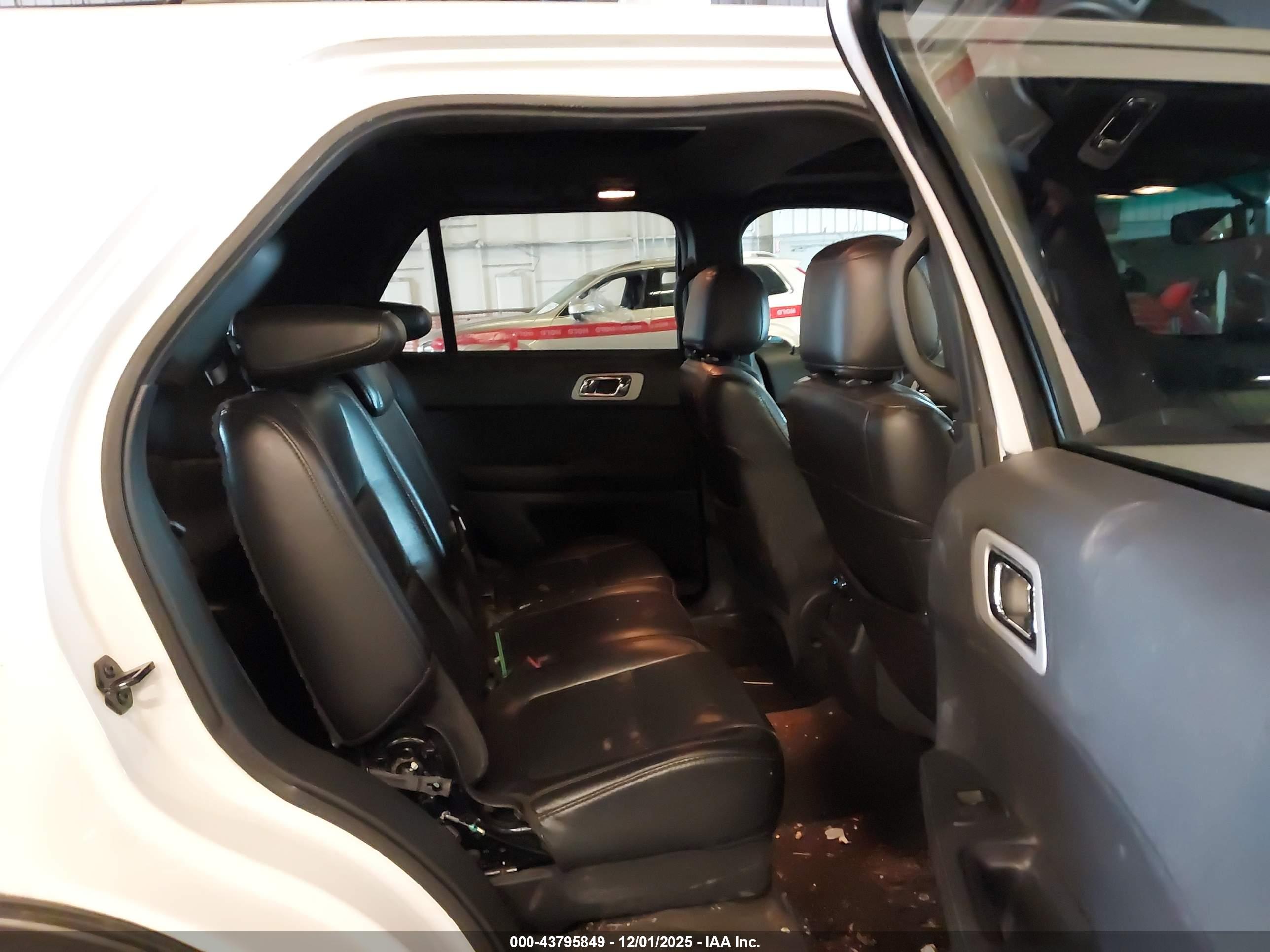FORD EXPLORER image 8