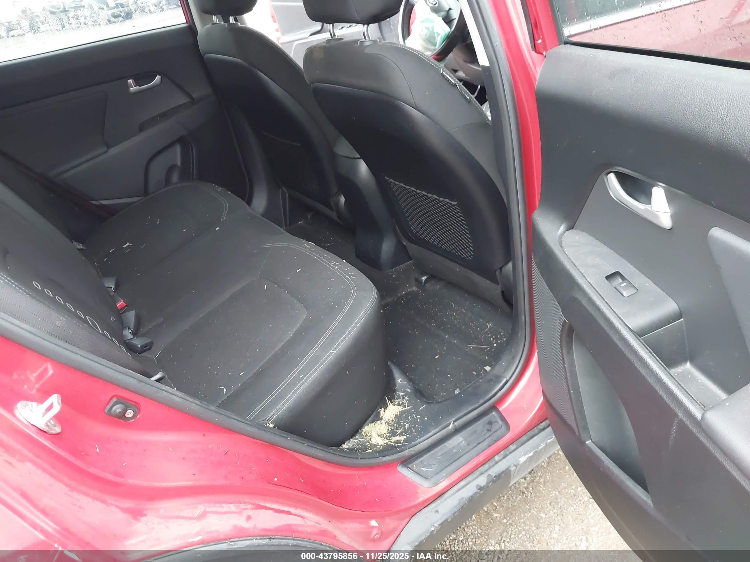 KIA SPORTAGE image 8