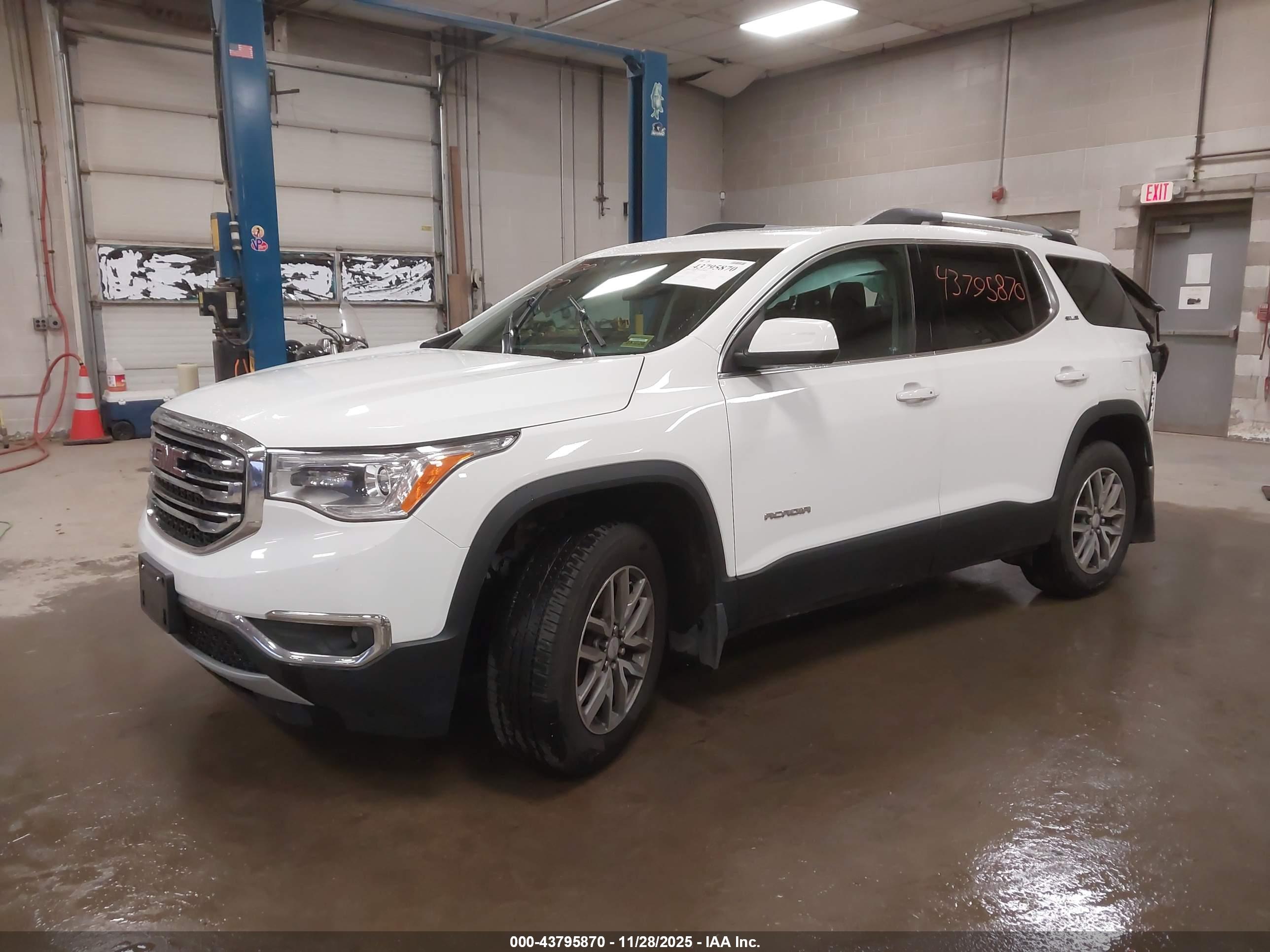 GMC ACADIA image 2