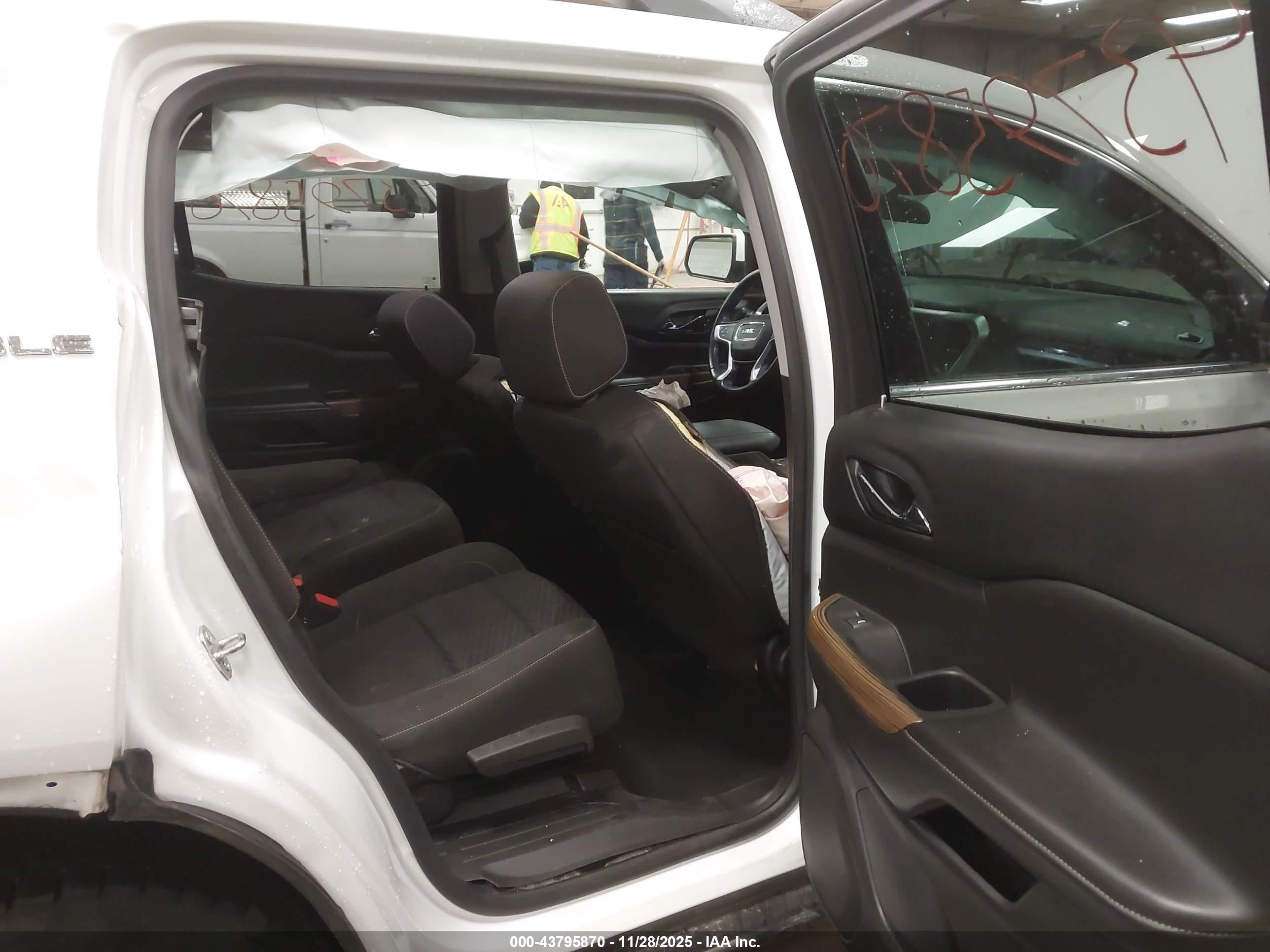 GMC ACADIA image 8