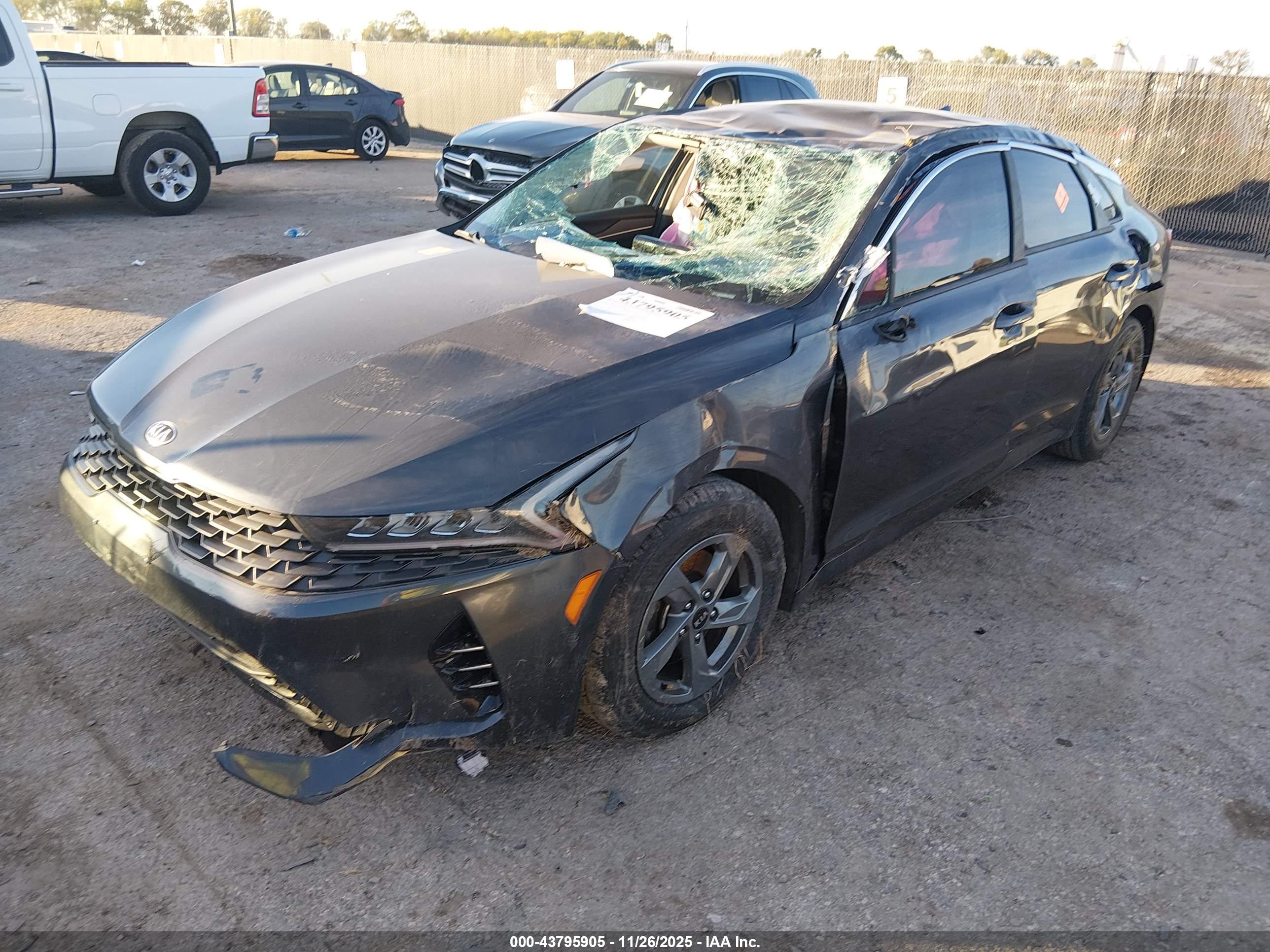 KIA K5 image 2