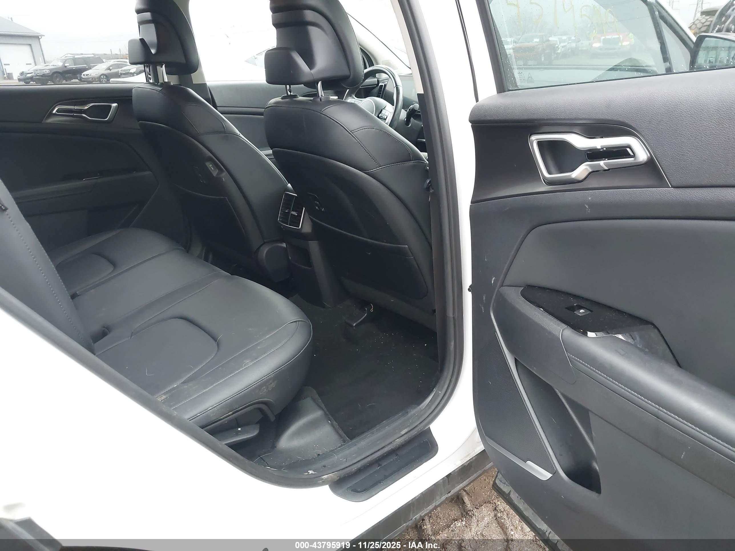 KIA SPORTAGE image 8