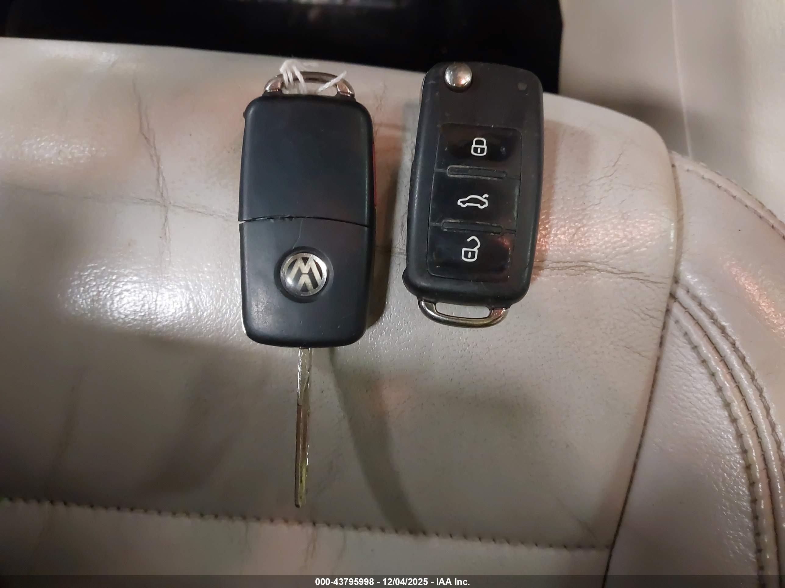 VOLKSWAGEN TIGUAN image 11