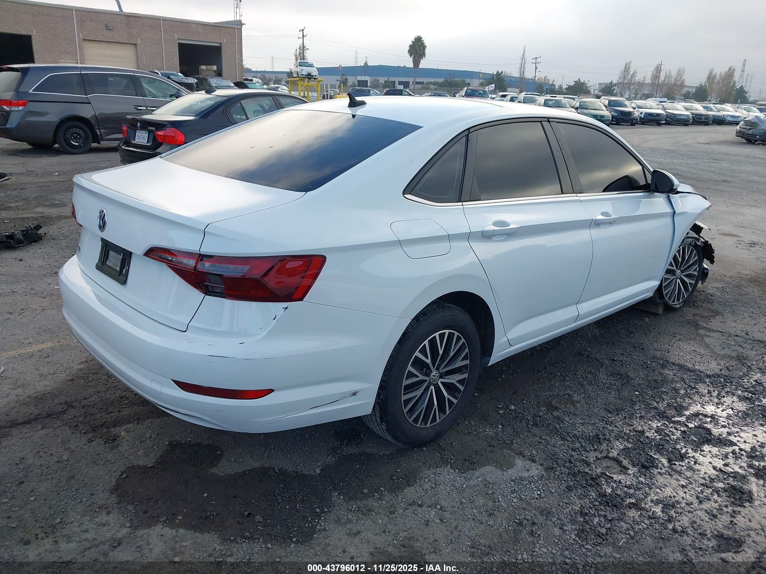 VOLKSWAGEN JETTA image 4