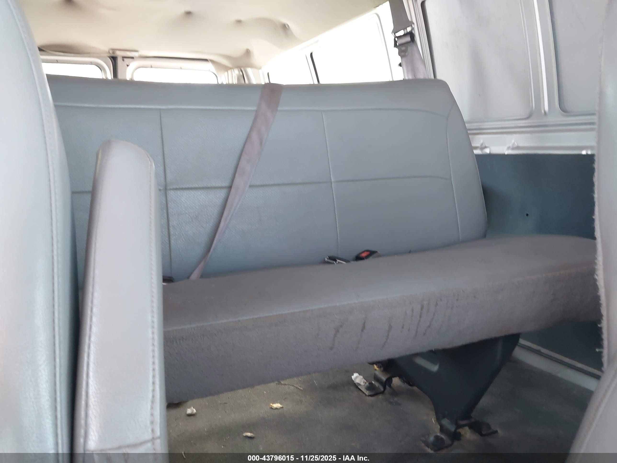 FORD E-350 image 8
