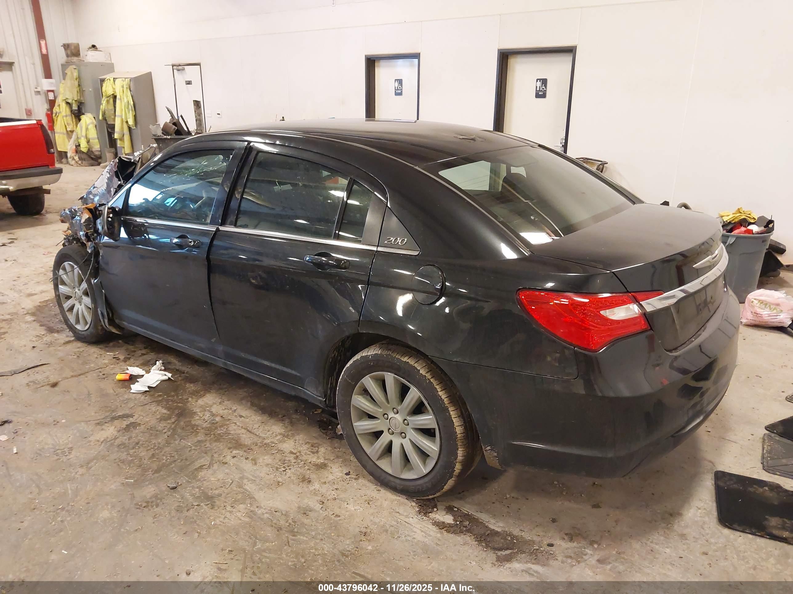 CHRYSLER 200 image 3