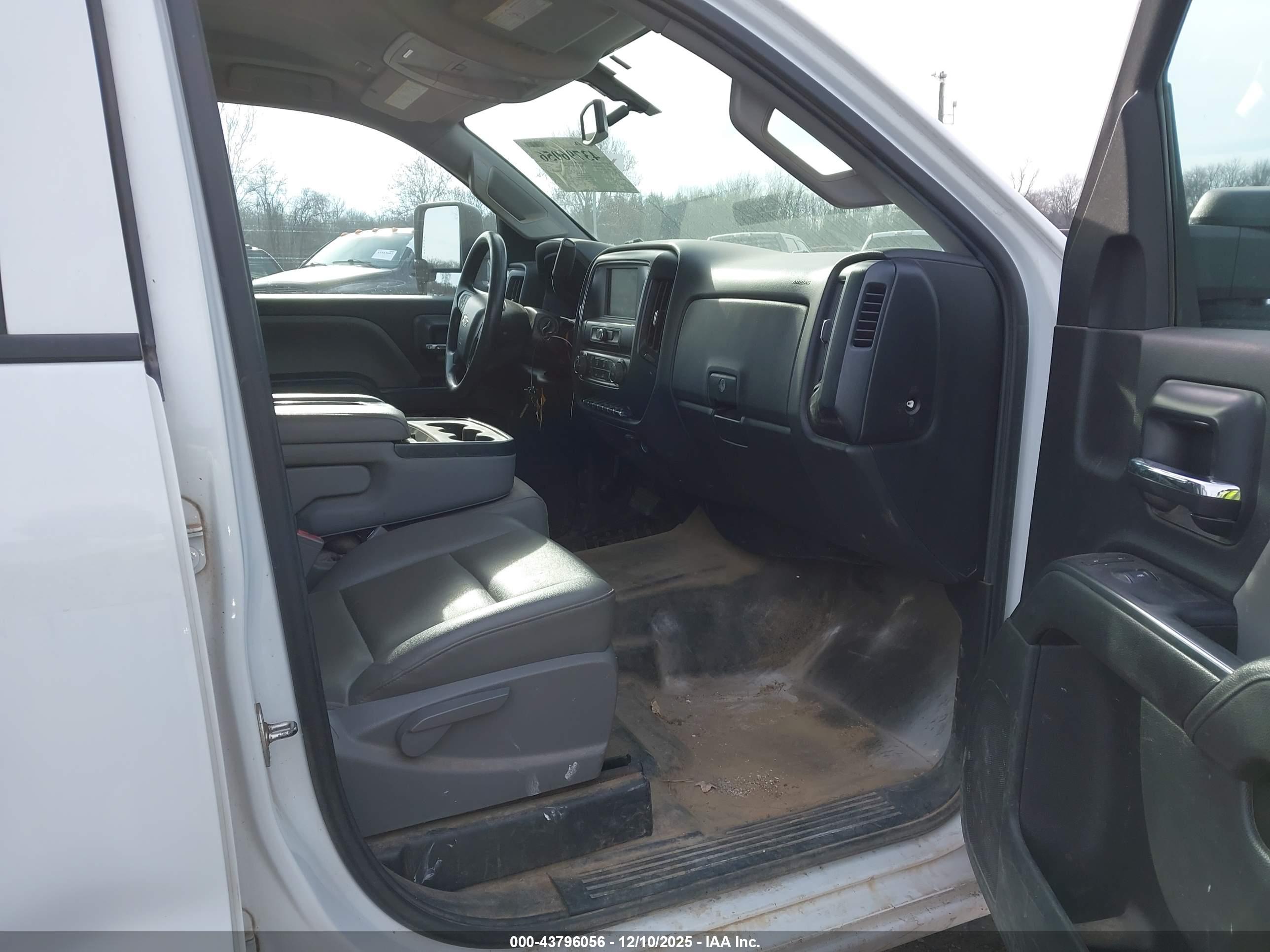 CHEVROLET SILVERADO image 5