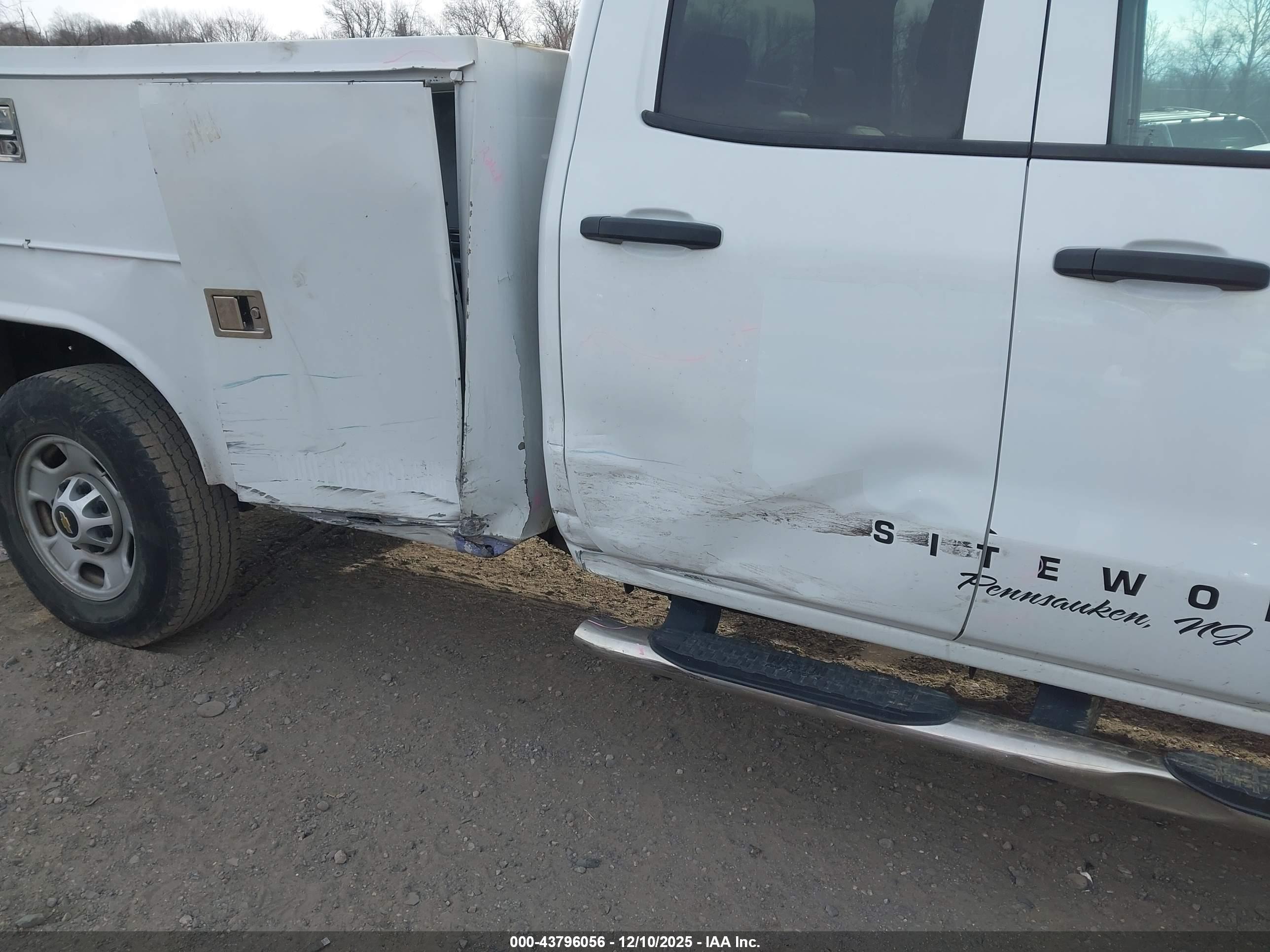 CHEVROLET SILVERADO image 6