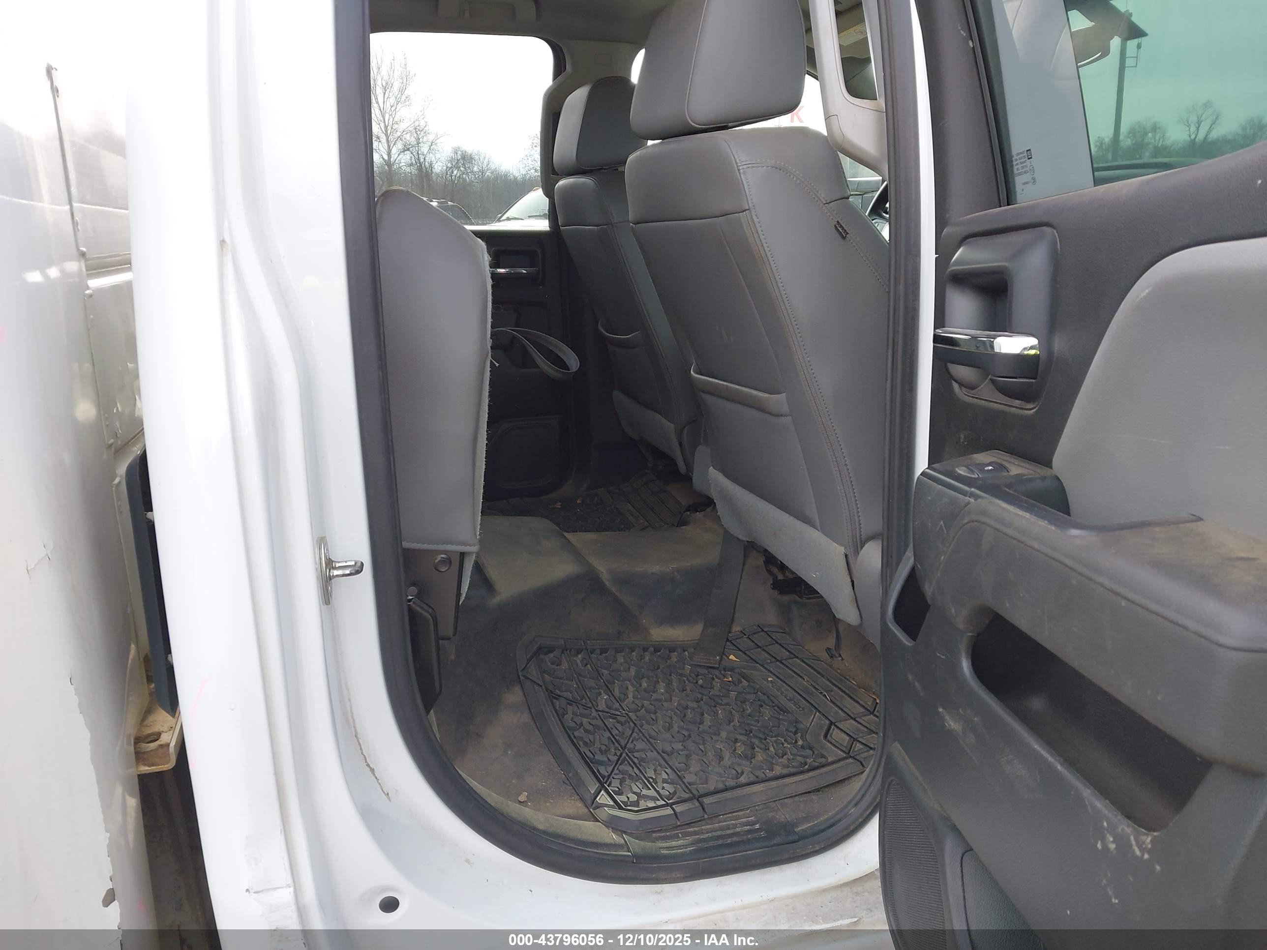 CHEVROLET SILVERADO image 8