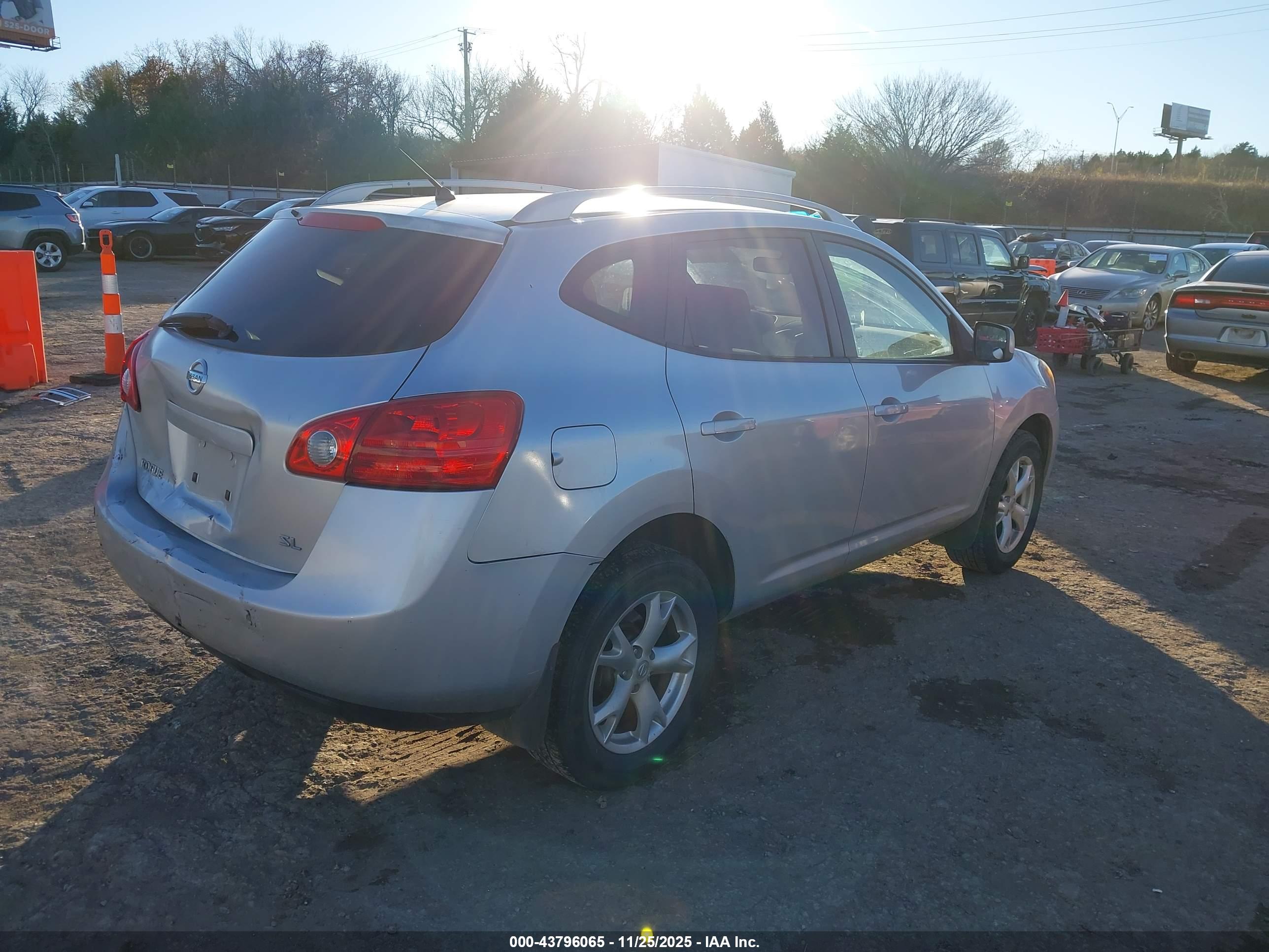 NISSAN ROGUE image 4