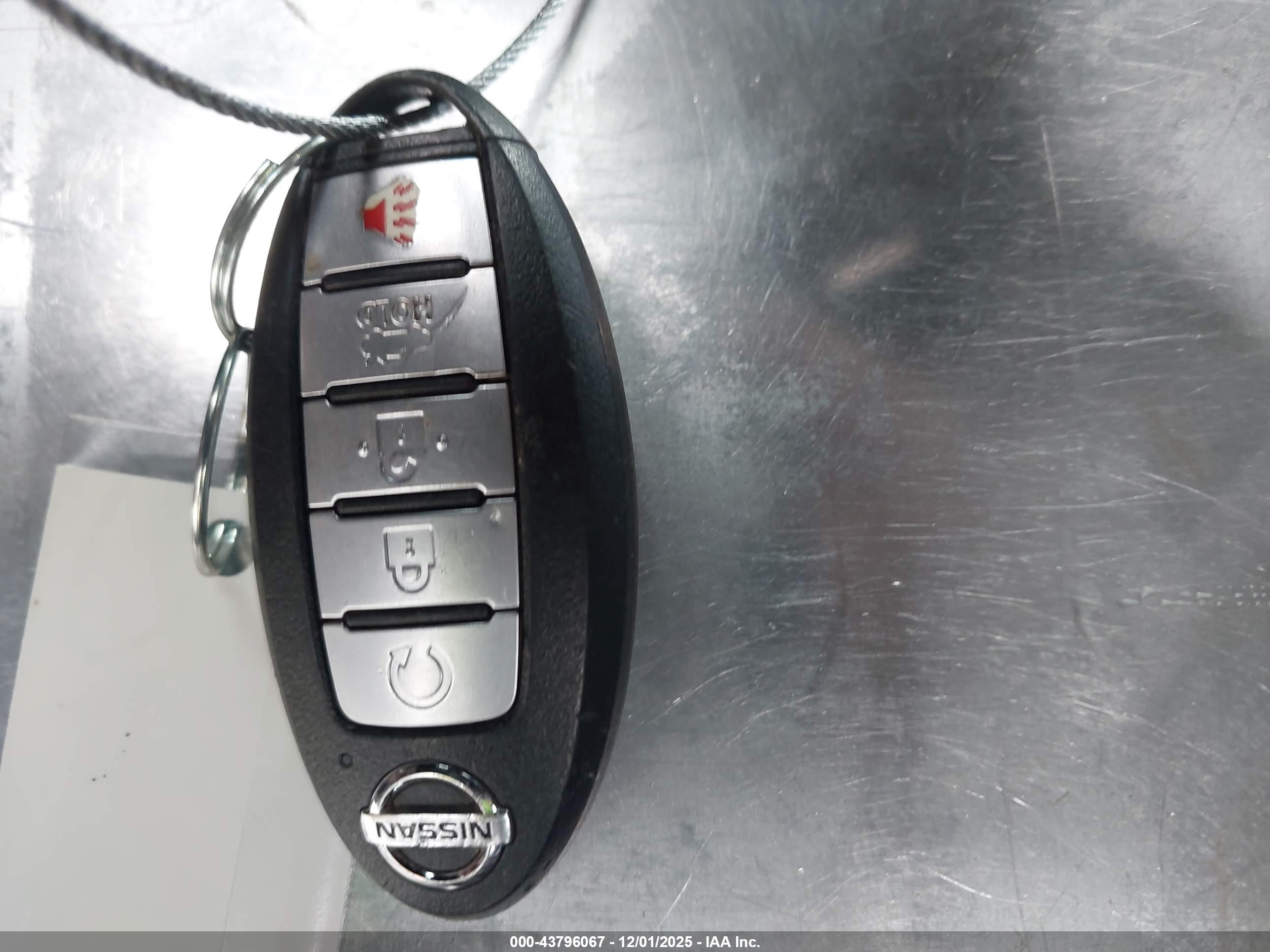 NISSAN MAXIMA image 11