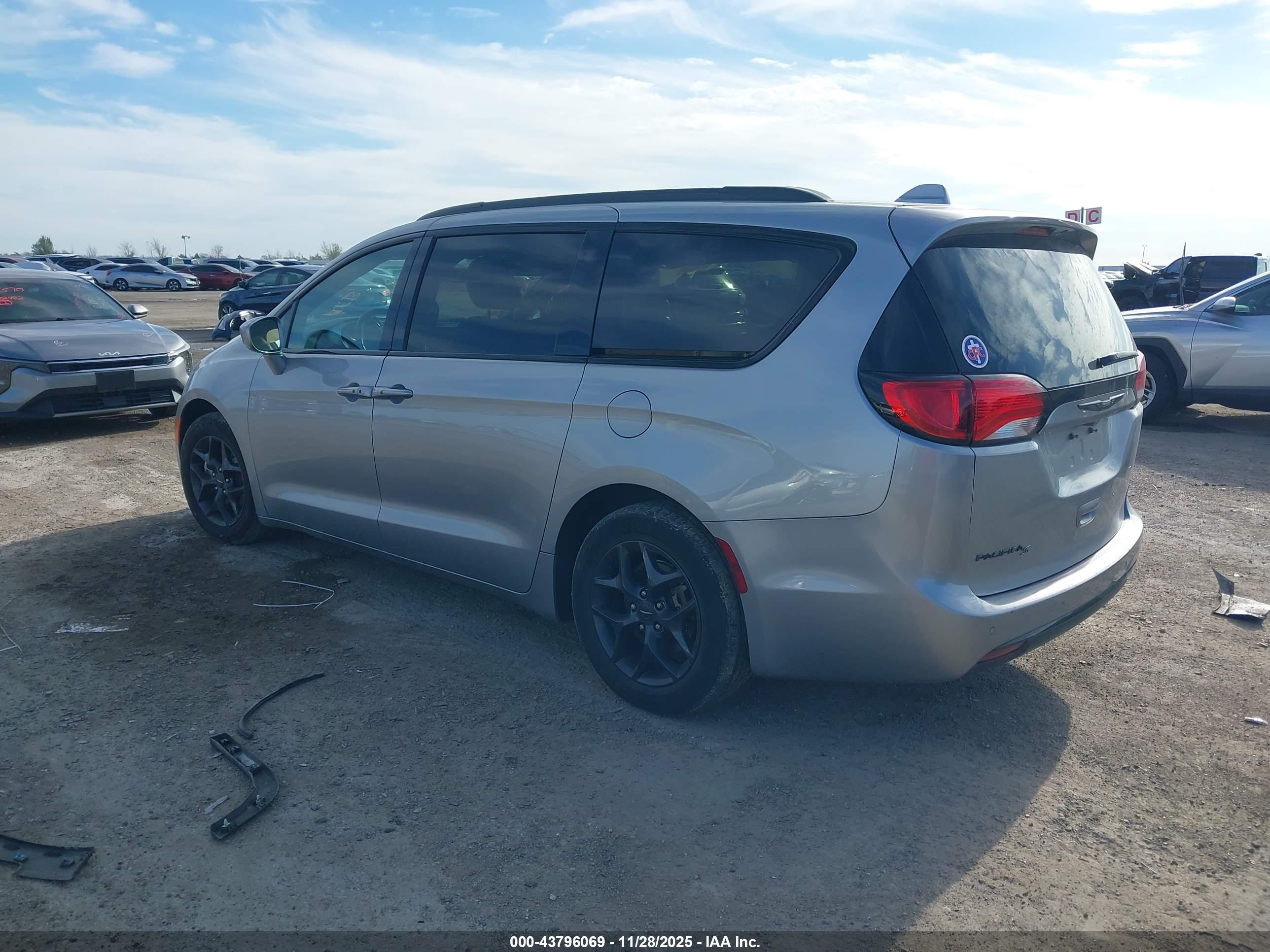 CHRYSLER PACIFICA image 3